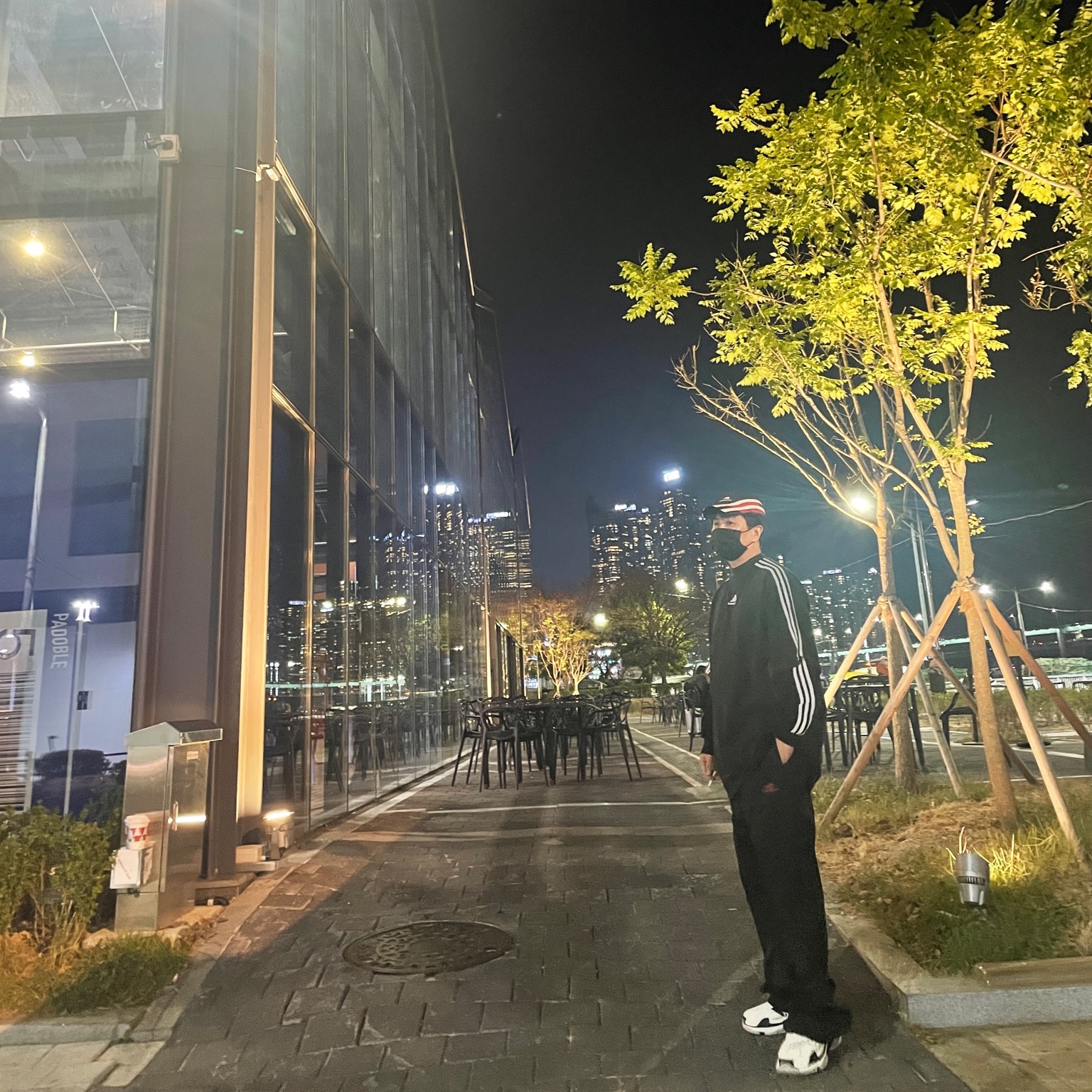 Balenciaga x Adidas Oversized Long Sleeve T-Shirt Black, Balenciaga x Adidas Oversized T-Shirt Navy Blue 착용 스타일 - 2