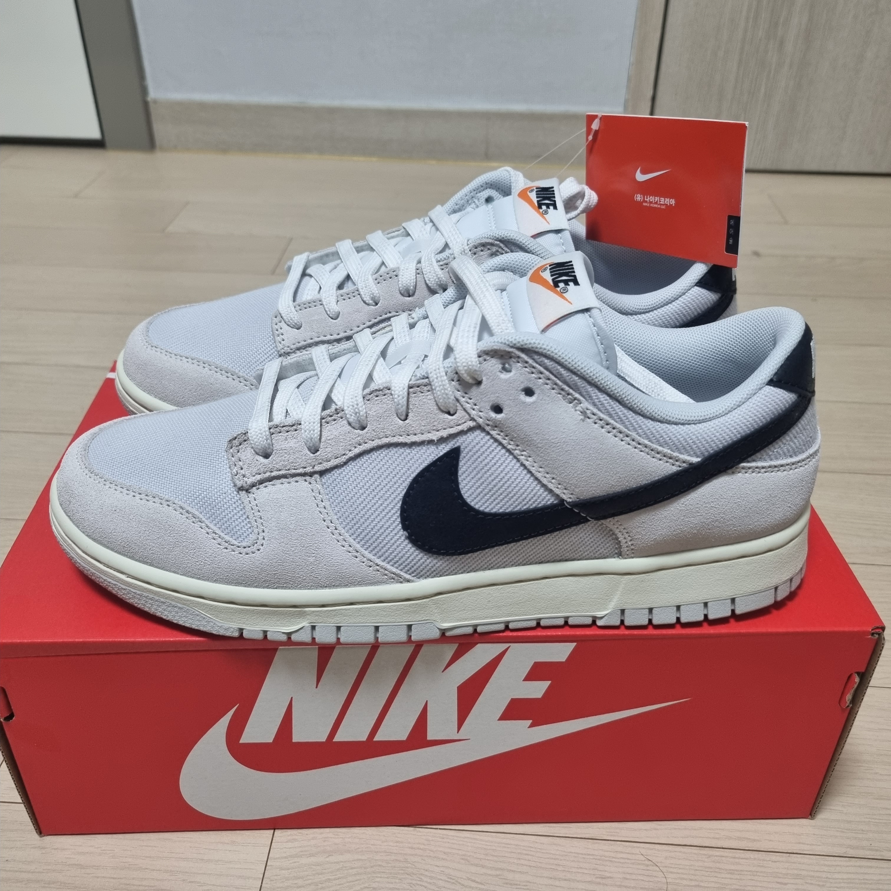 Nike Dunk Low SE Photon Dust and Summit White 착용 스타일 - 1