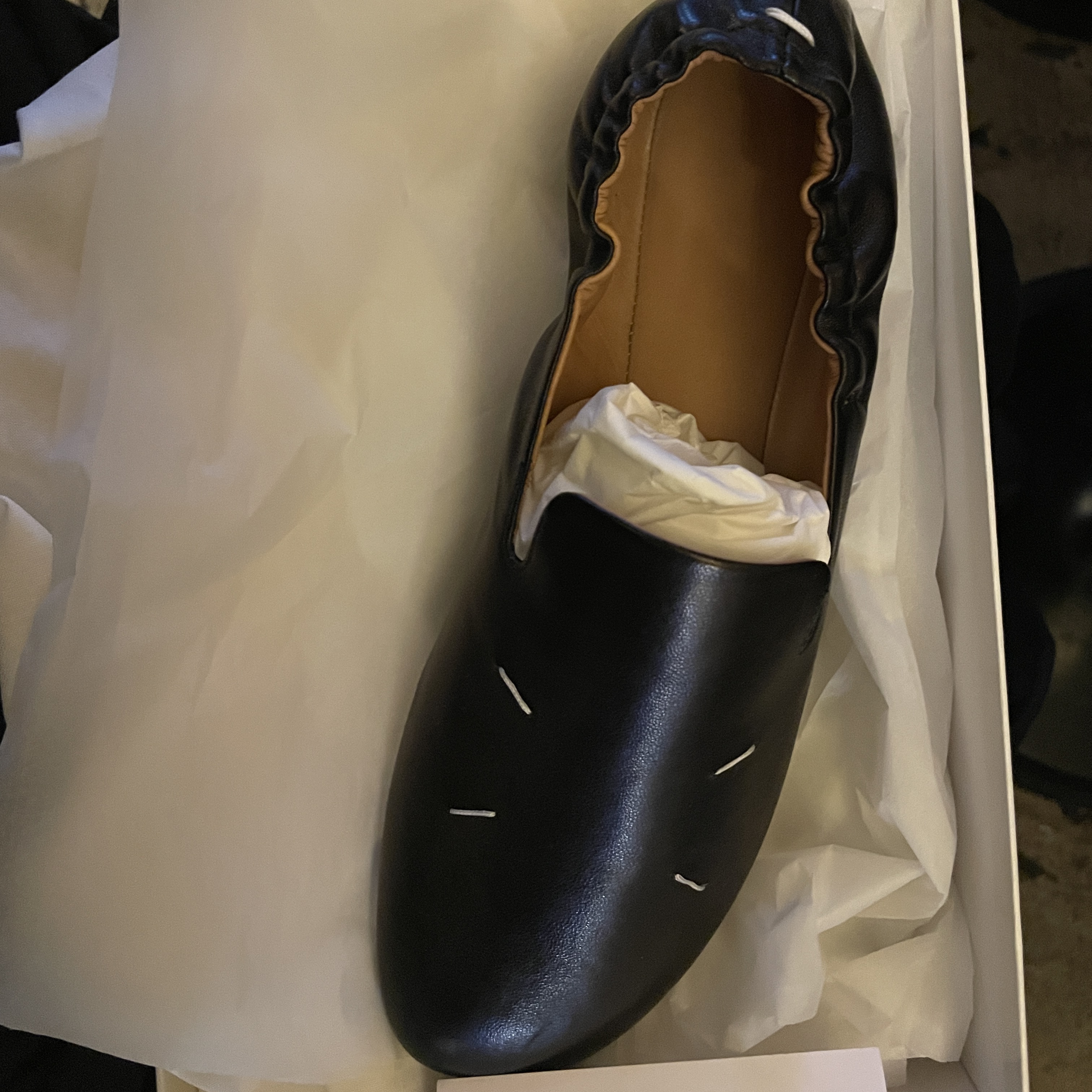(W) Maison Margiela Kiki Slip-On Shoes Black 착용 스타일 - 1