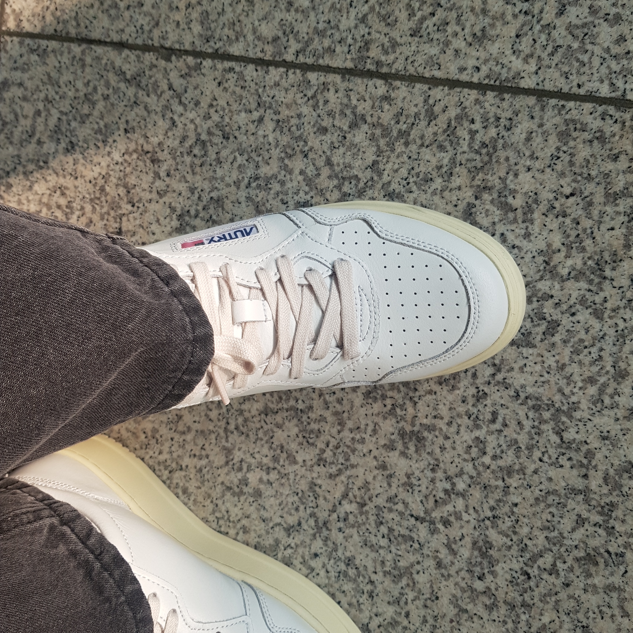 Autry Medalist Low Leather Sneakers White 착용 스타일