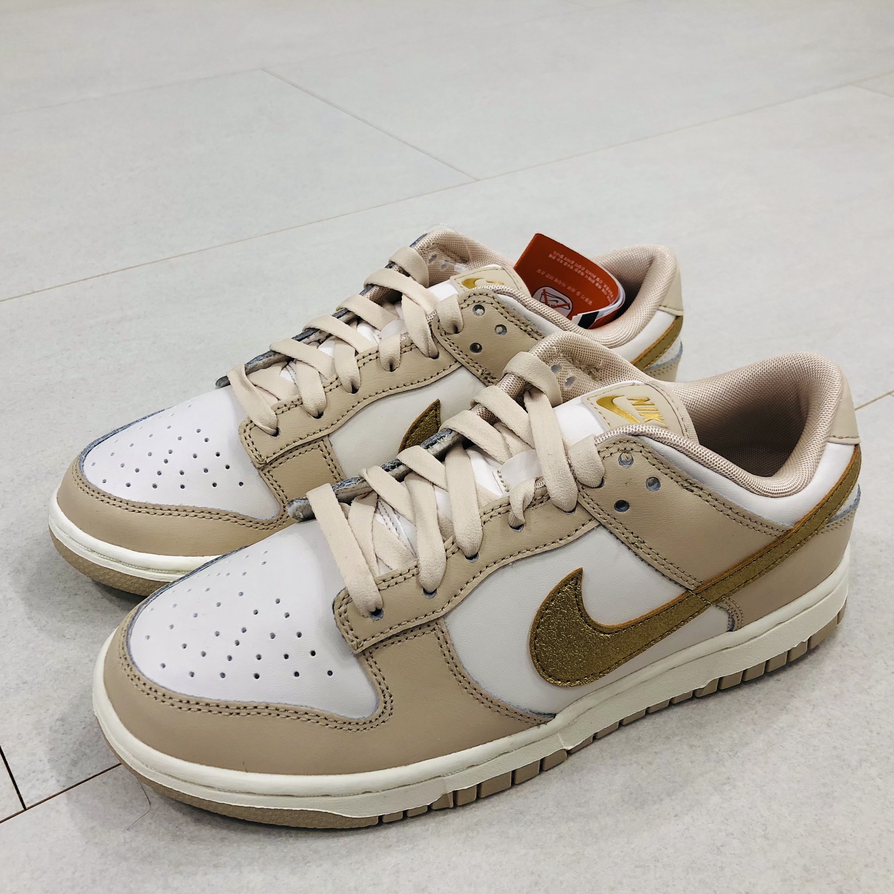 (W) Nike Dunk Low Sanddrift Metallic Gold 착용 스타일
