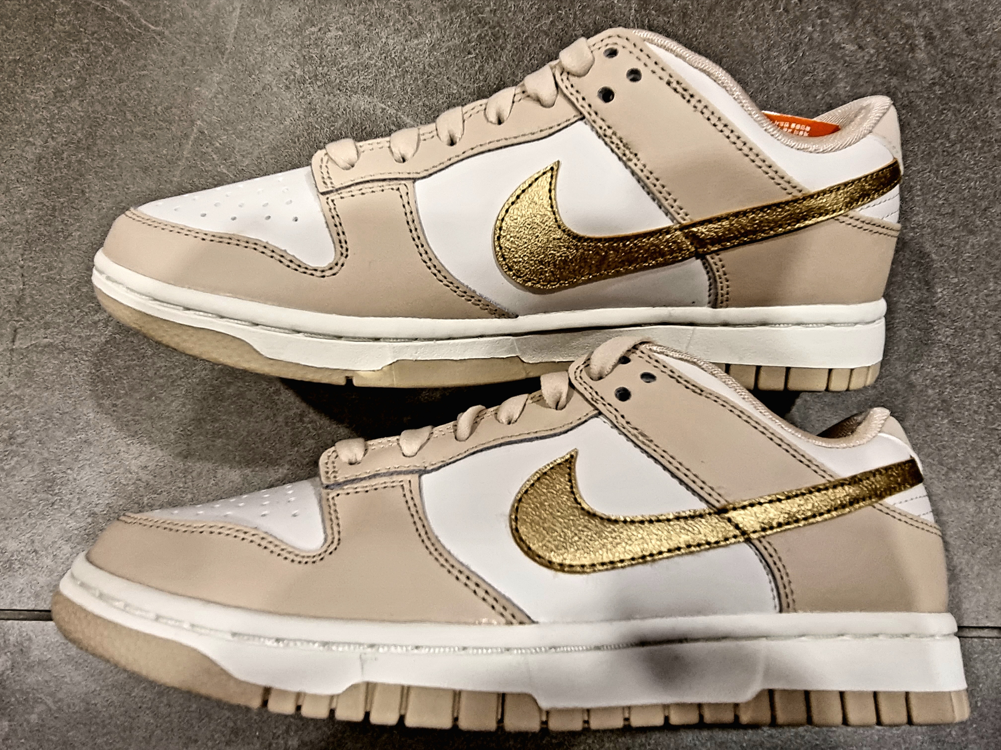 (W) Nike Dunk Low Sanddrift Metallic Gold 착용 스타일 - 3
