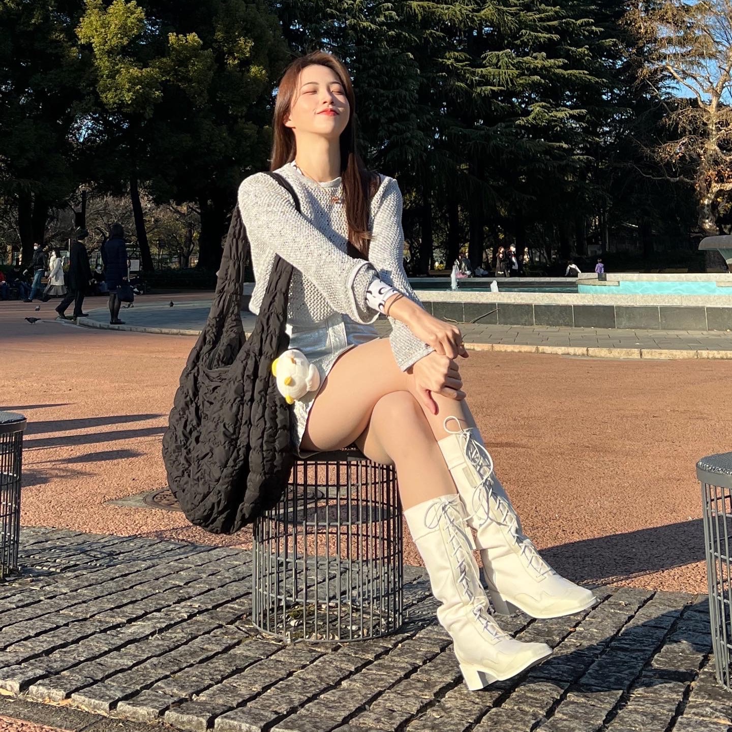 COS Quilted Oversized Shoulder Bag Black 착용 스타일 - 2