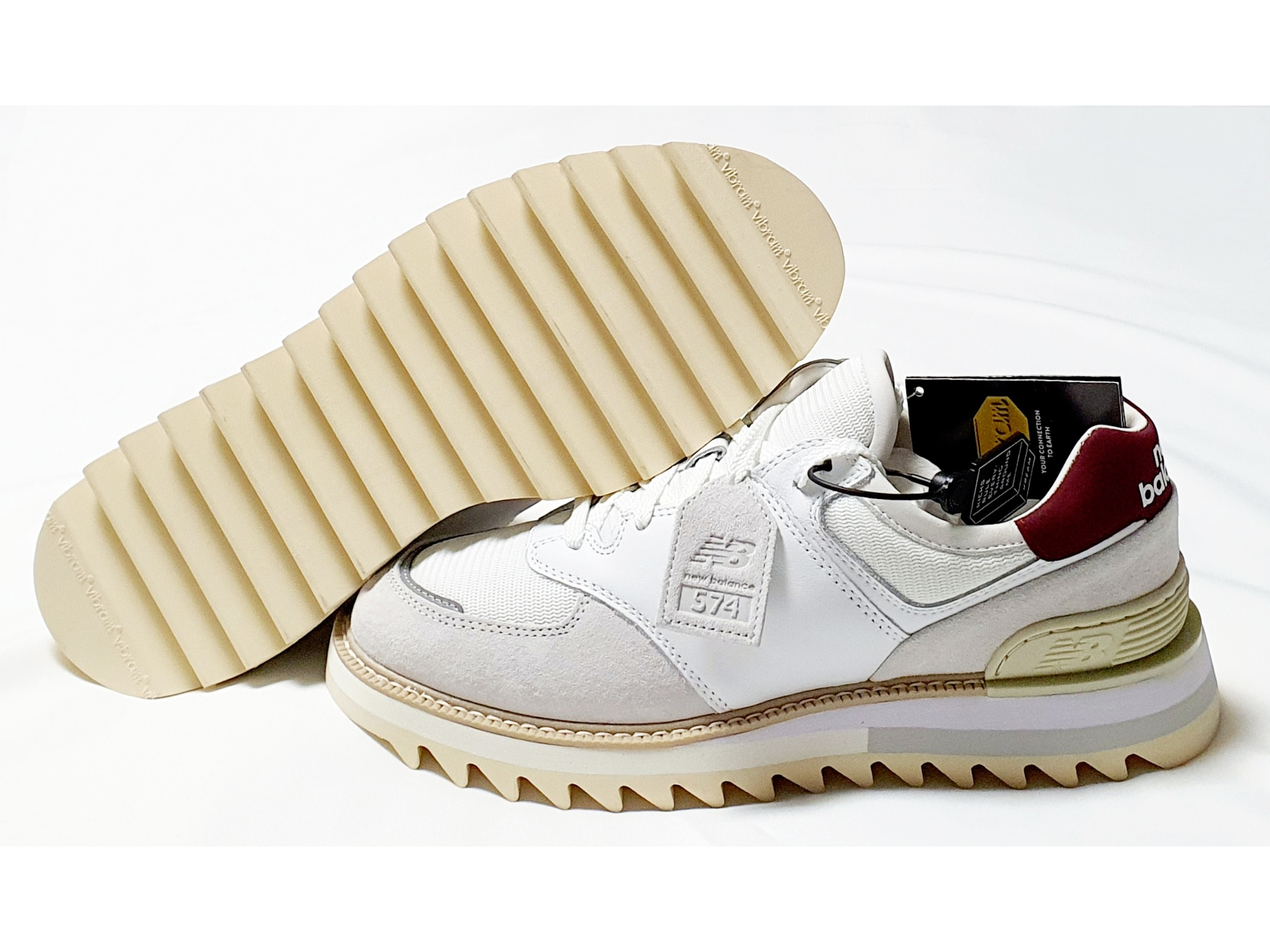 New Balance x Tokyo Design Studio 574 White Burgundy 착용 스타일 - 1