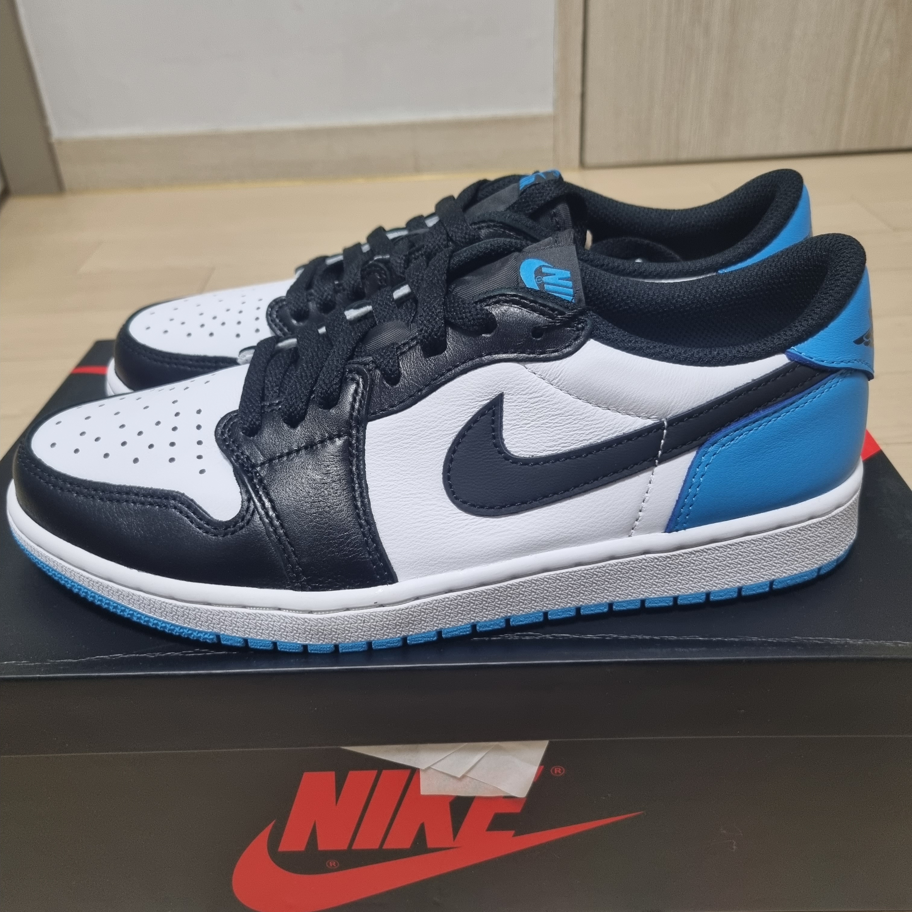 Jordan 1 Retro Low OG Black and Dark Powder Blue 착용 스타일 - 1