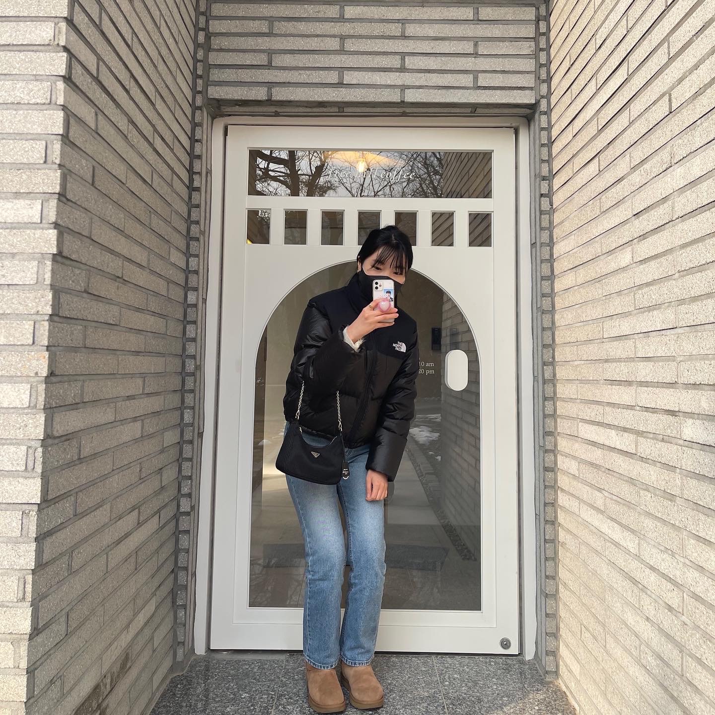 (W) The North Face White Label Novelty Nuptse Down Jacket Black, (W) UGG Classic Mini II Boots Chestnut 착용 스타일