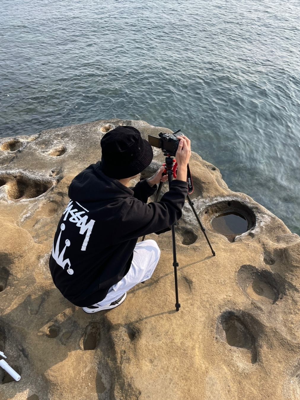 Nike x Stussy Air Force 1 '07 Mid SP Black and Light Bone, Stussy Stock Crown Hoodie Black 착용 스타일 - 4