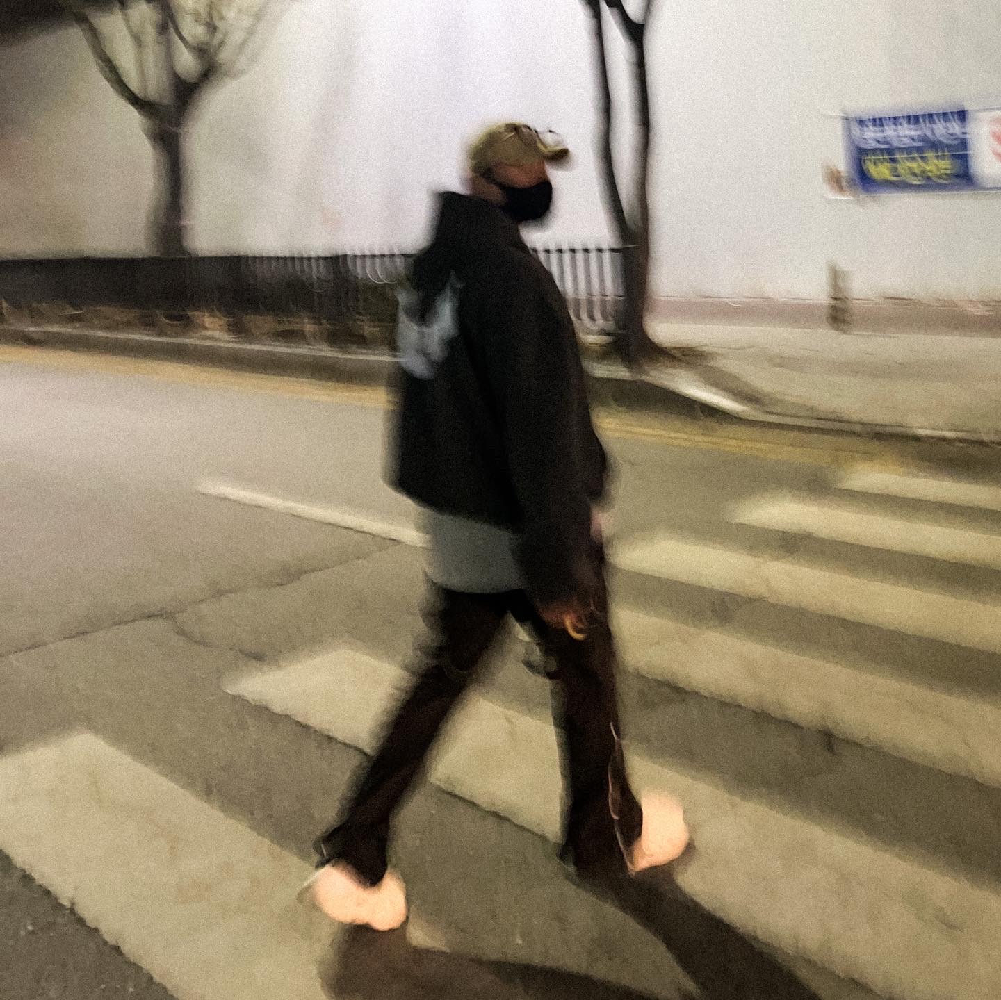 Adidas Yeezy Foam RNNR Sand, Yeezy Gap Engineered By Balenciaga Dove Hoodie Black 착용 스타일