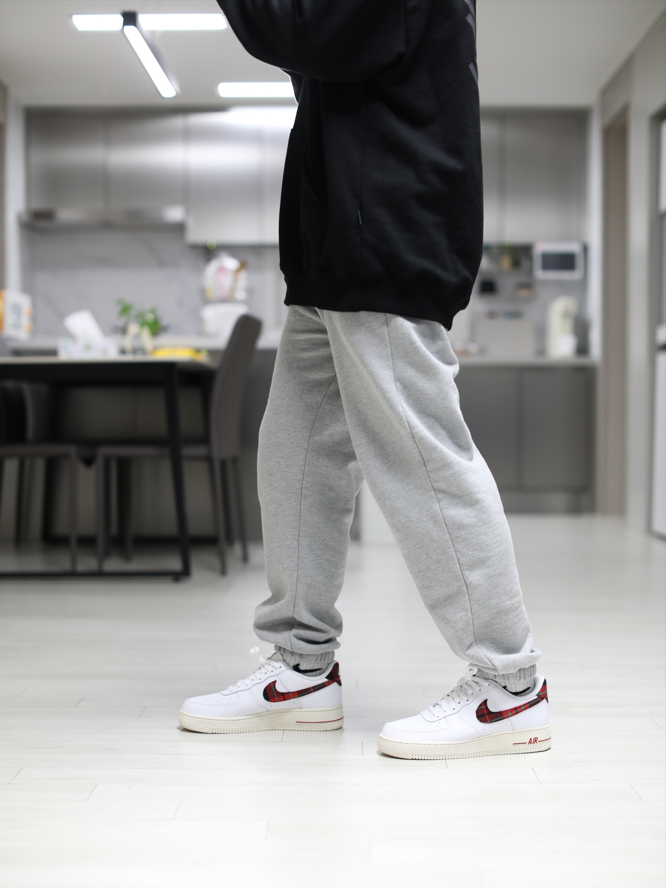Nike Air Force 1 Low University Red Stadium Green 착용 스타일