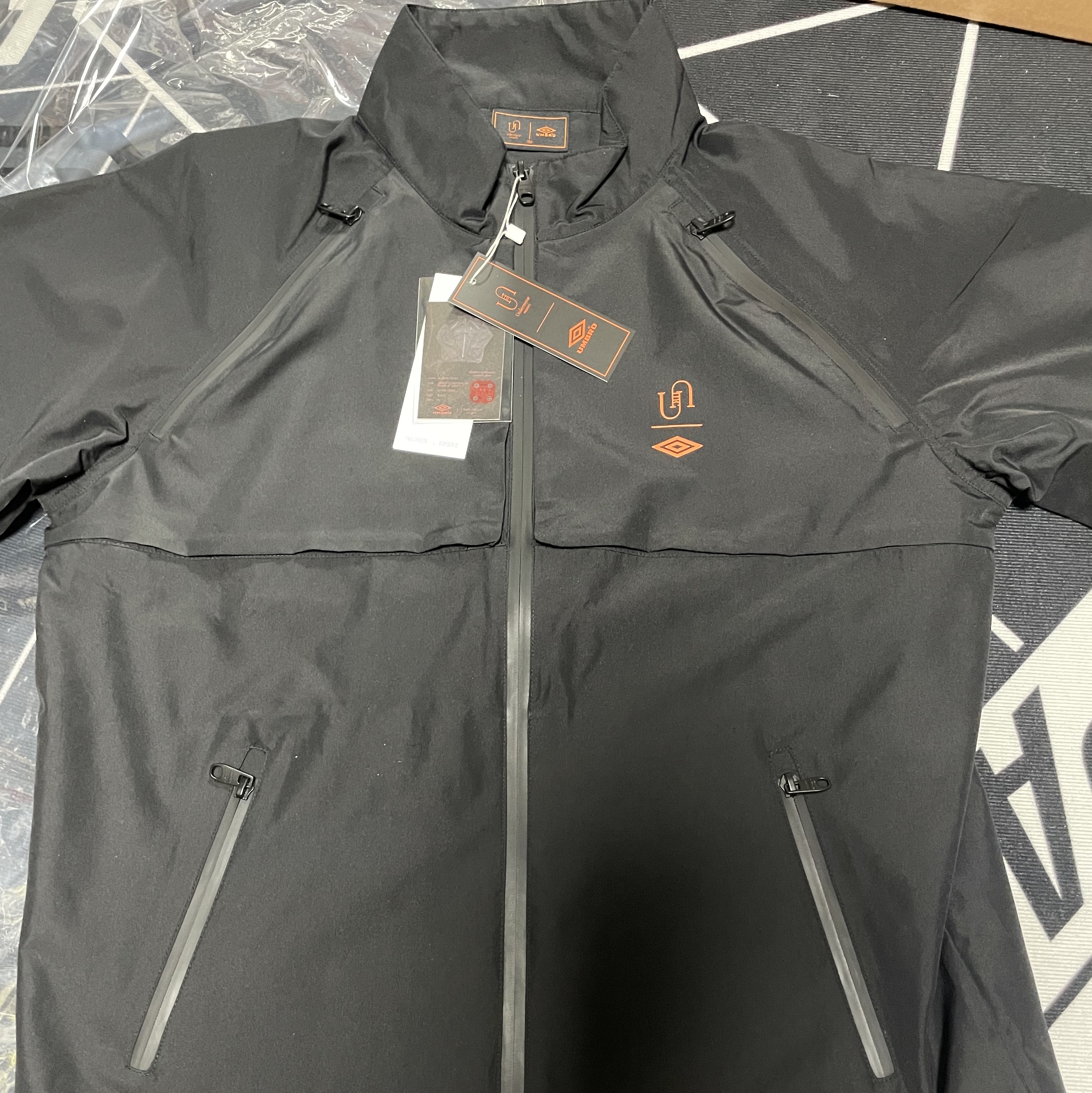 Undermycar x Umbro Warm Up Jacket Black 착용 스타일 - 1