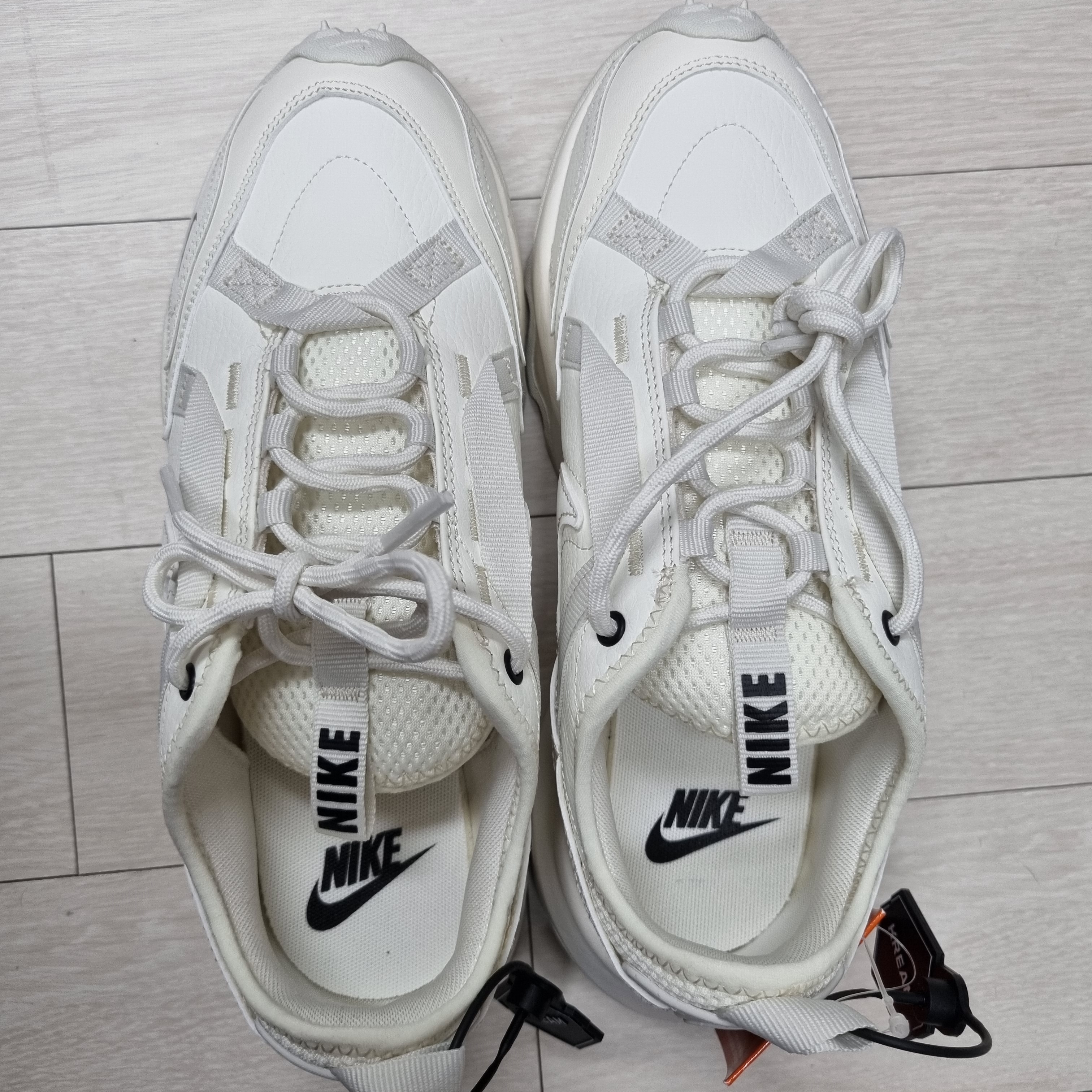 (W) Nike TC 7900 Summit White 착용 스타일 - 2