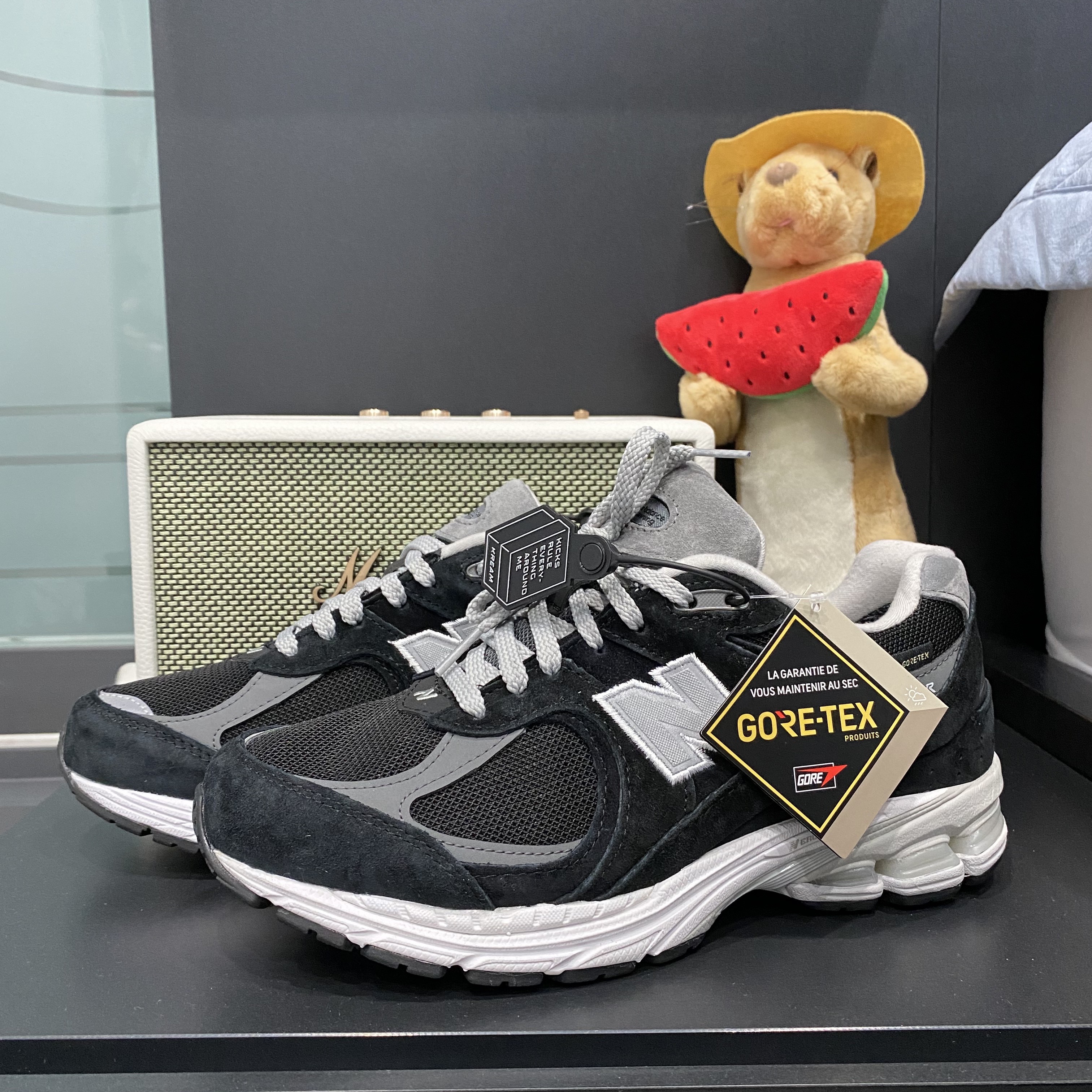 New Balance 2002R Gore-Tex Black Silver Metalic 착용 스타일