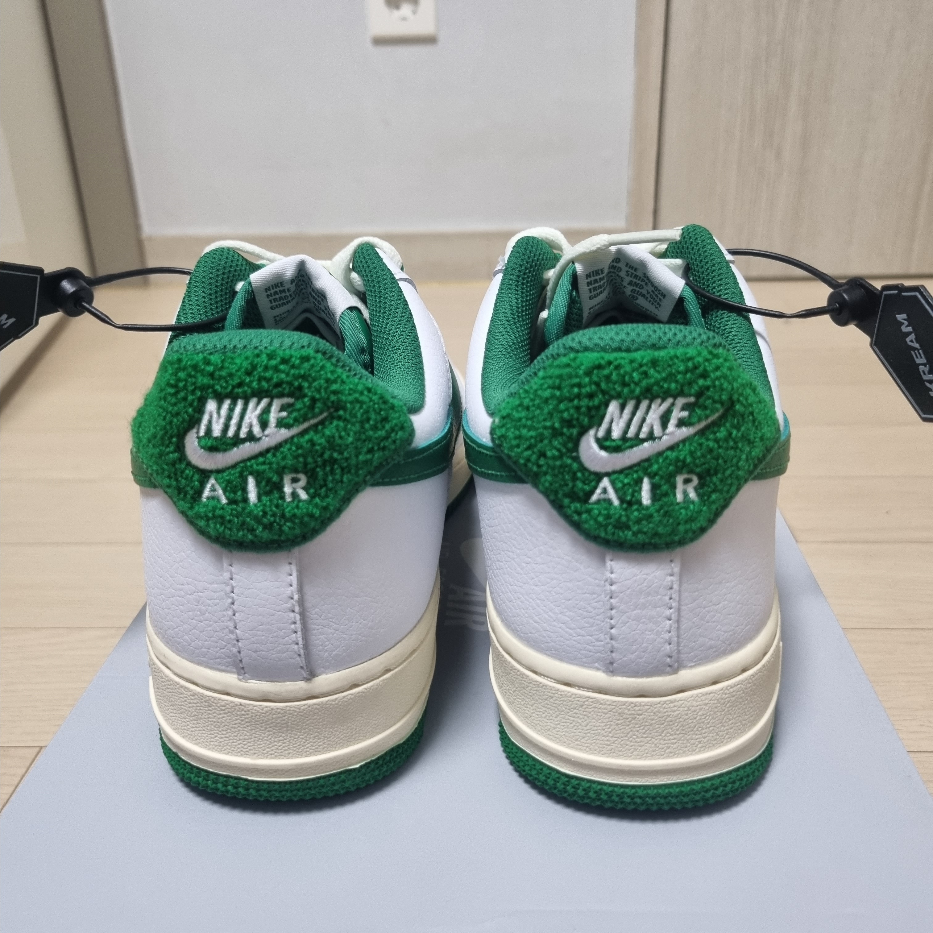 Nike Air Force 1 '07 LV8 Varsity White Pine Green 착용 스타일 - 3