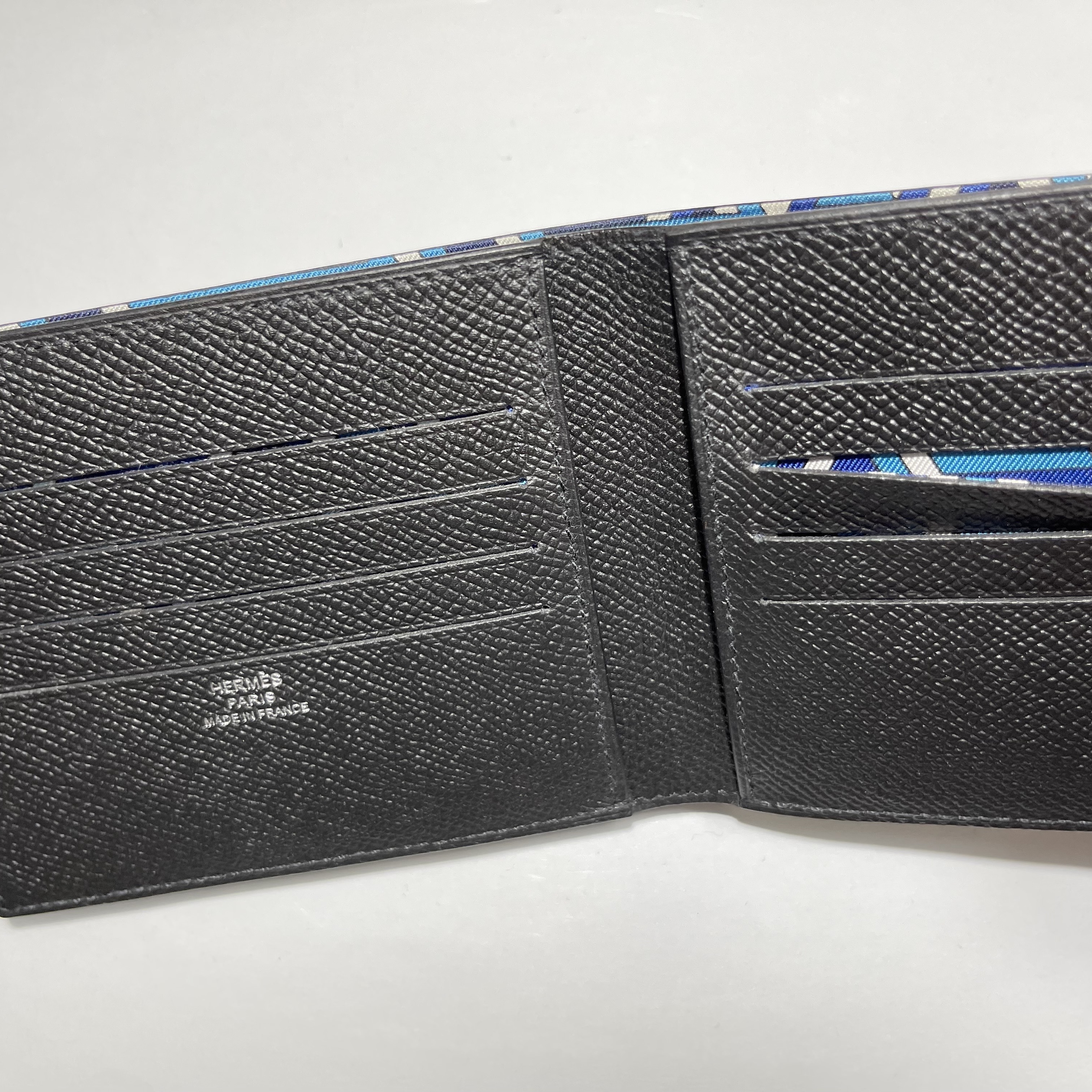 Hermes Citizen Twill Compact Wallet Epsom & Noir Bleu Nuit Bleu Zanzibar 착용 스타일 - 1