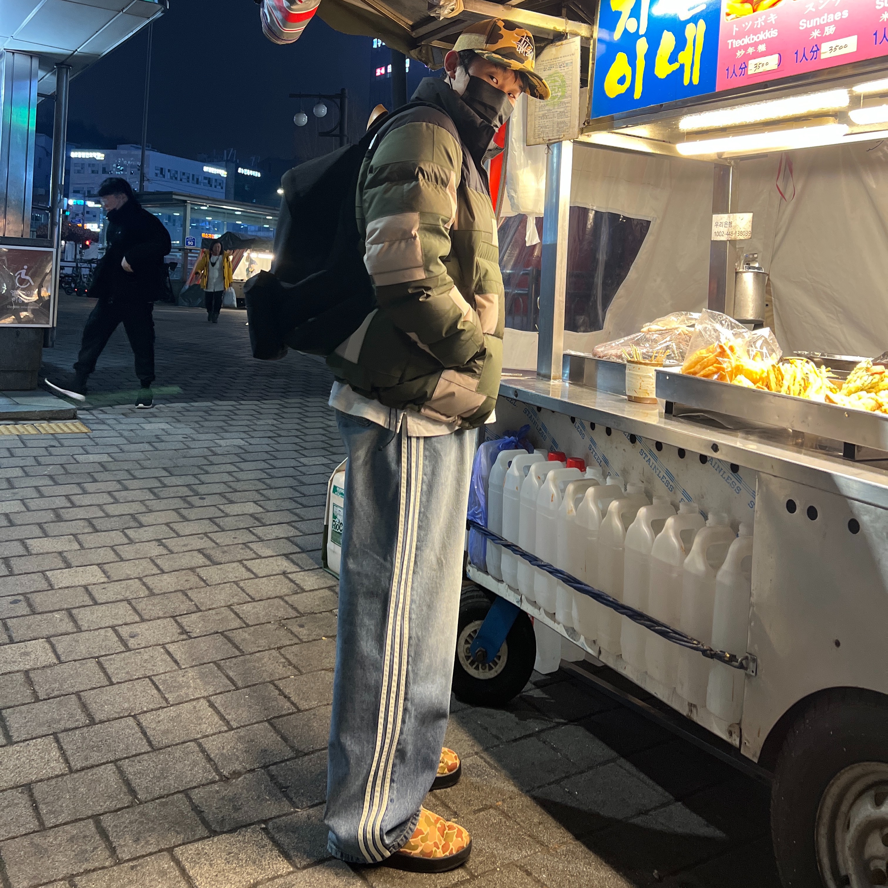 Stussy x BAPE Trucker Cap Yellow, Balenciaga x Adidas Large Baggy Trousers Blue 착용 스타일 - 2