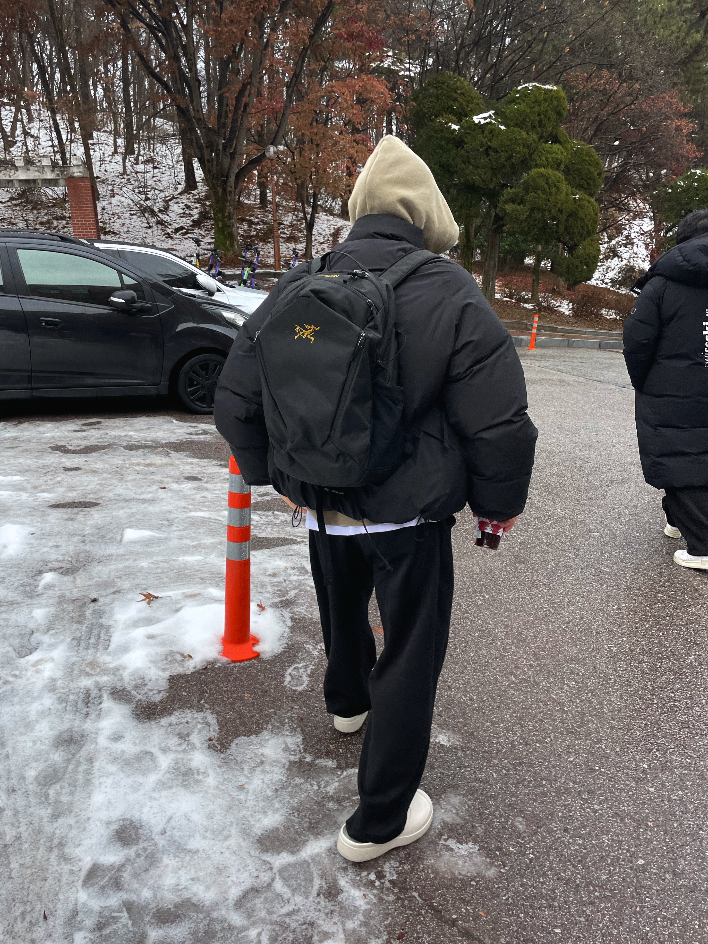 Arc'teryx Mantis 26 Backpack Black 착용 스타일 - 4