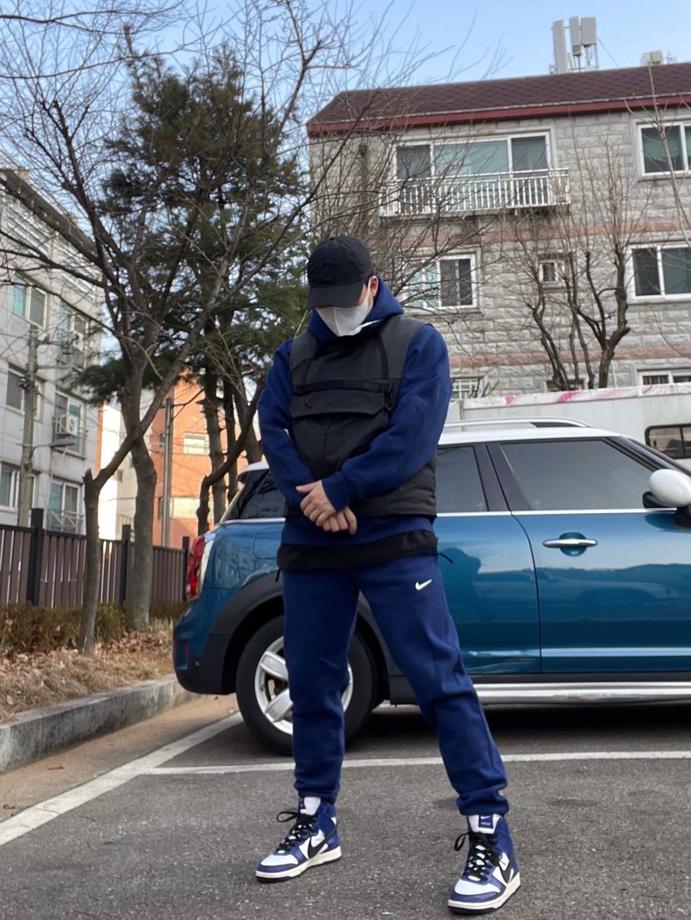 Nike x Drake Nocta Cardinal Stock Essential Hoodie Navy - US/EU, Nike x Drake Nocta Cardinal Stock Essential Fleece Pants Navy - US/EU 착용 스타일 - 2