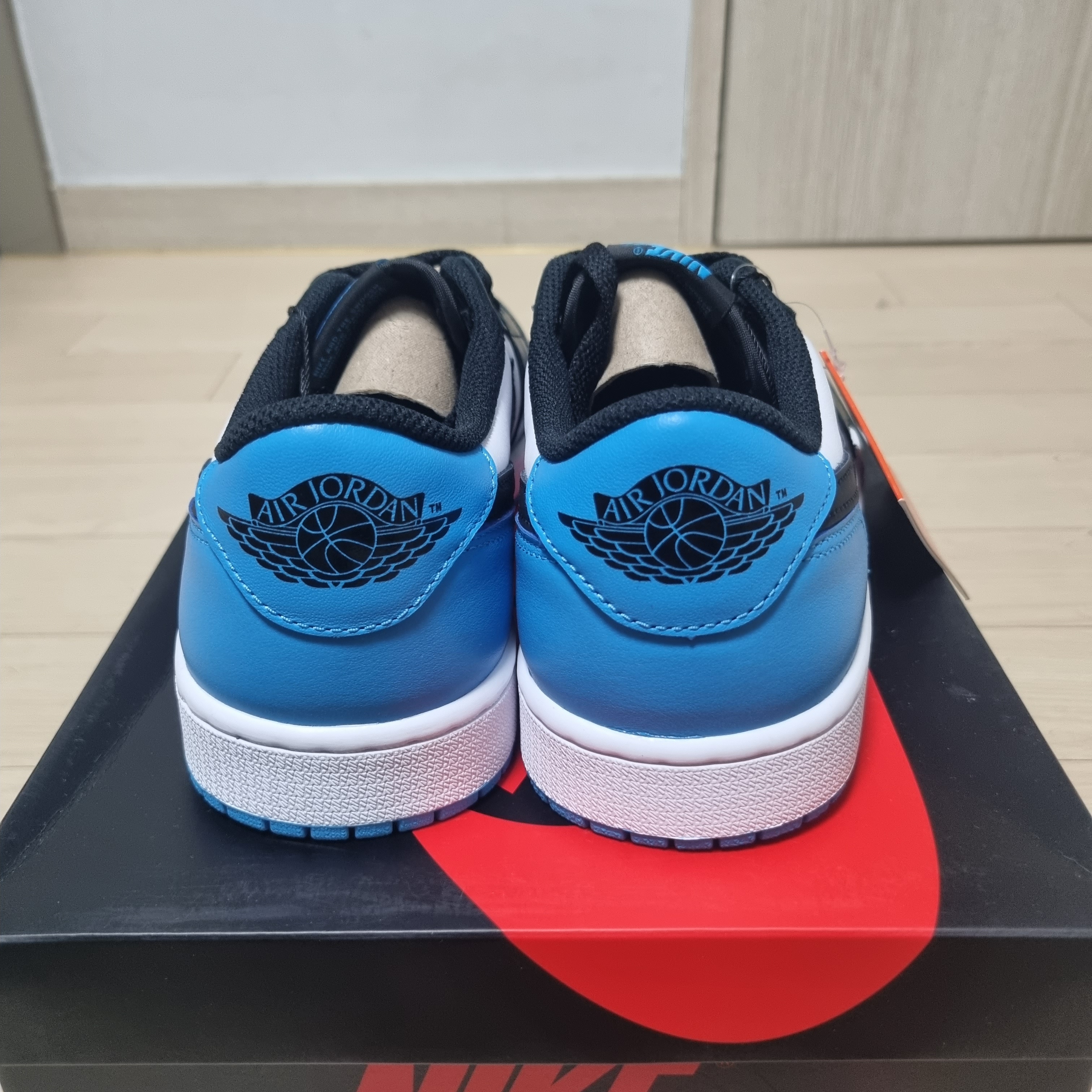 Jordan 1 Retro Low OG Black and Dark Powder Blue 착용 스타일 - 3