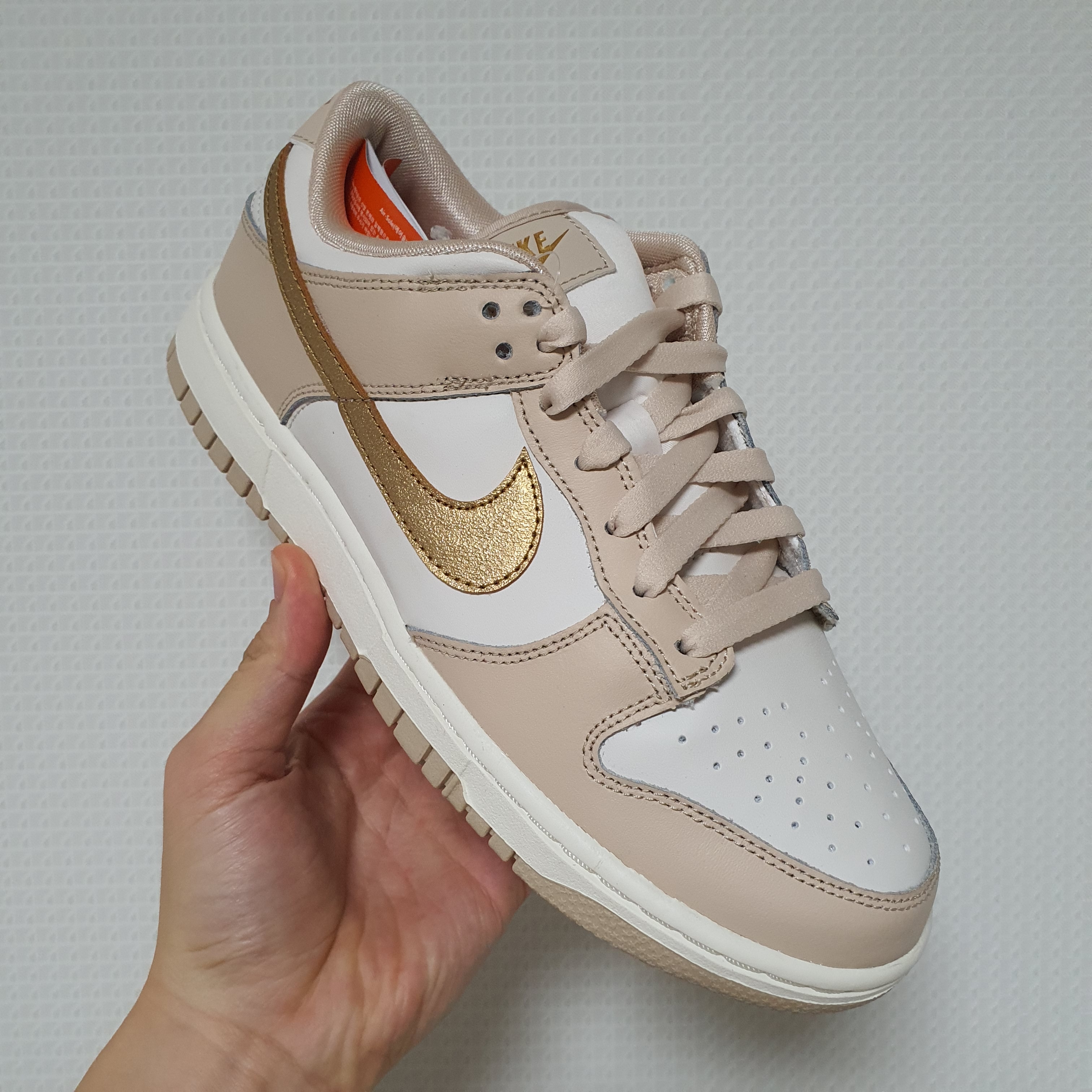 (W) Nike Dunk Low Sanddrift Metallic Gold 착용 스타일