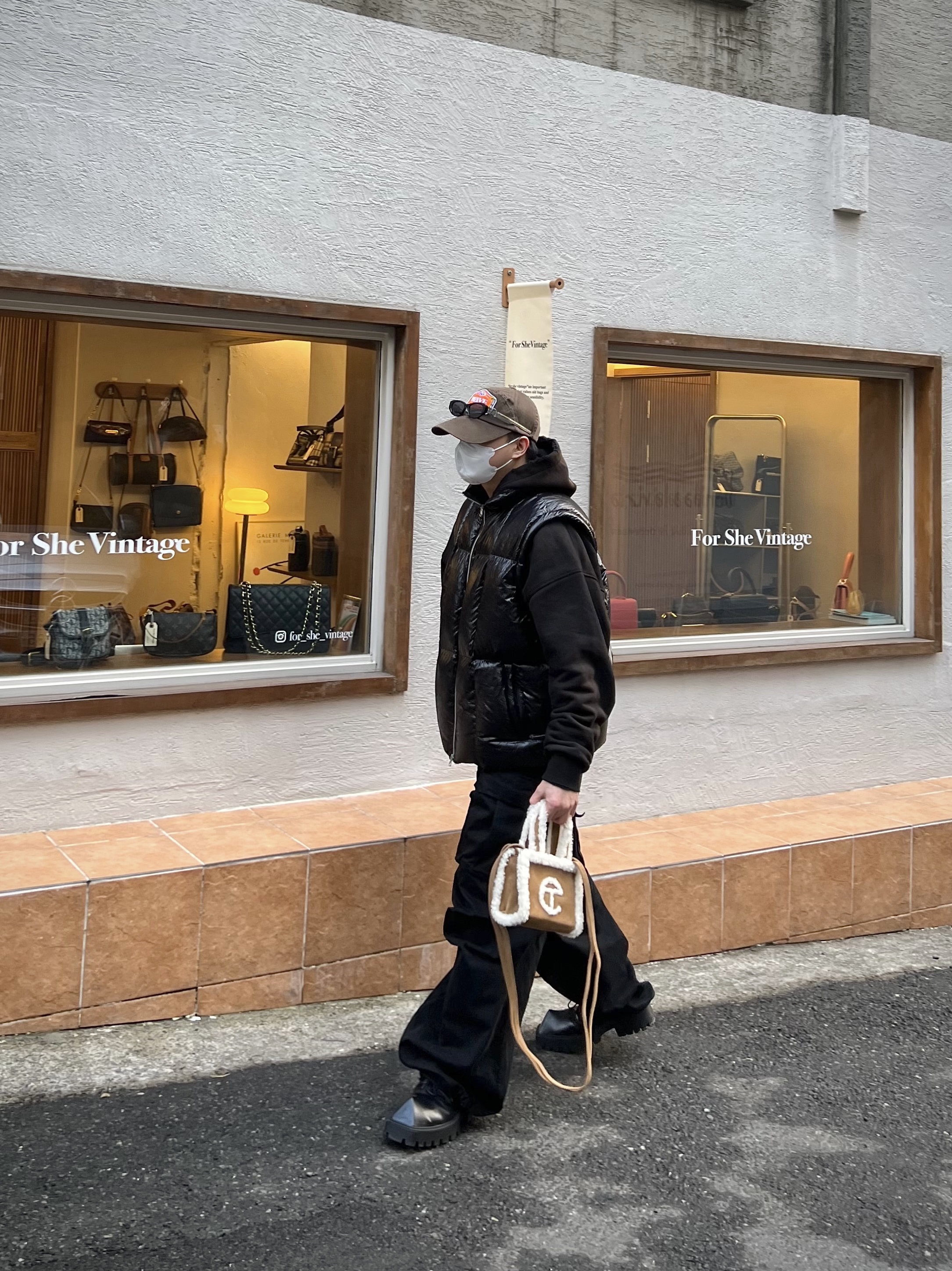 Telfar x UGG Small Shopping Bag Chestnut, Balenciaga Rhino Derby Shoes Black 착용 스타일 - 3
