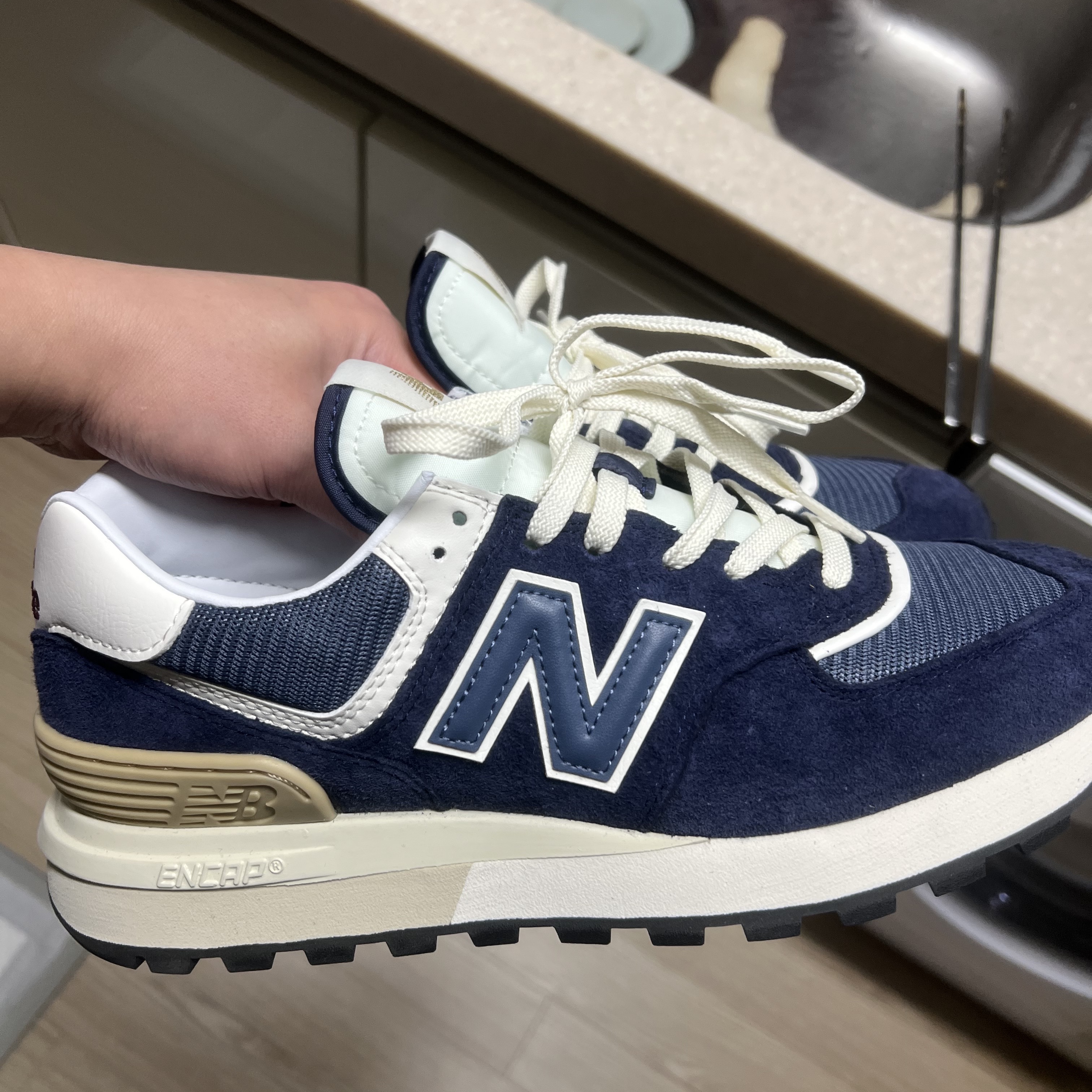 New Balance 574 Legacy Navy 착용 스타일 - 1