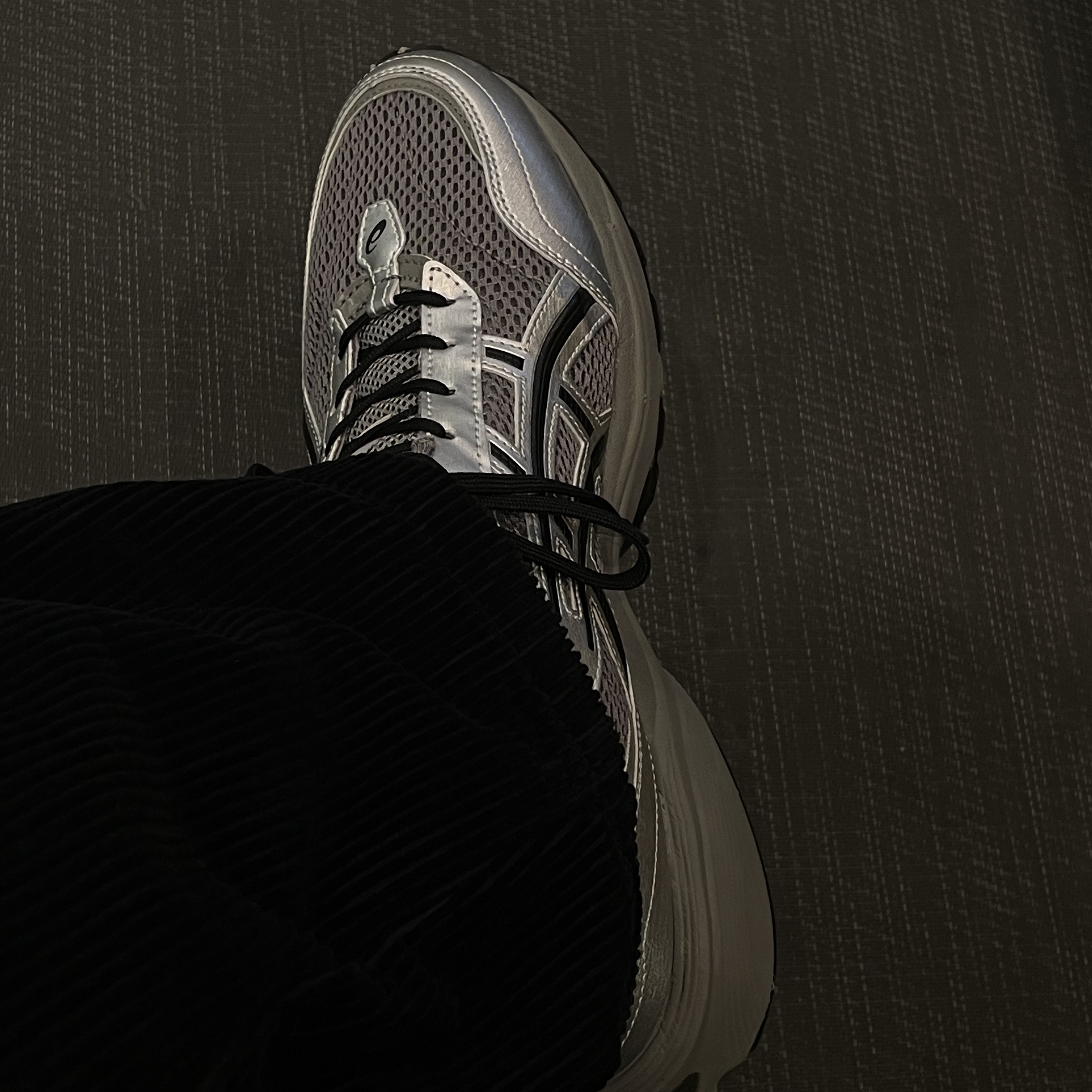 Asics x Freja Wewer Gel-1090 V2 Clay Grey Pure Silver 착용 스타일