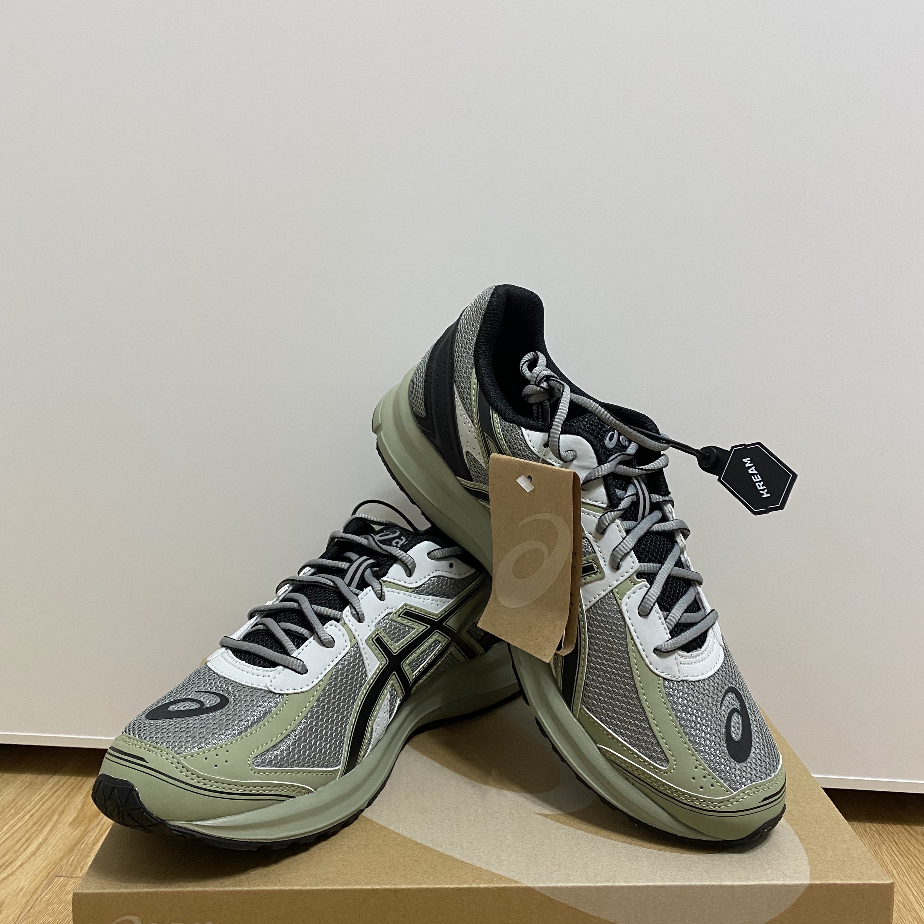 Asics Jog 100 S Sheet Rock - 2E Wide 착용 스타일