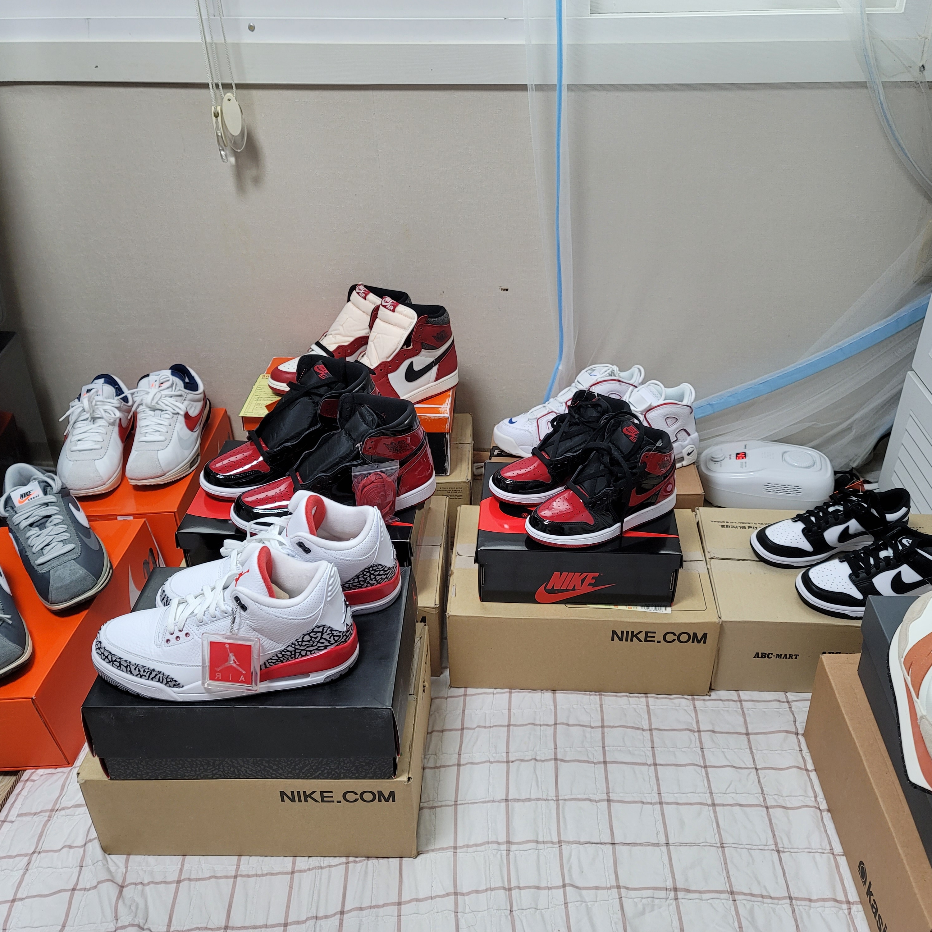 Nike x Sacai Zoom Cortez SP Iron Grey, Nike x Sacai Zoom Cortez SP White and University Red 착용 스타일 - 1