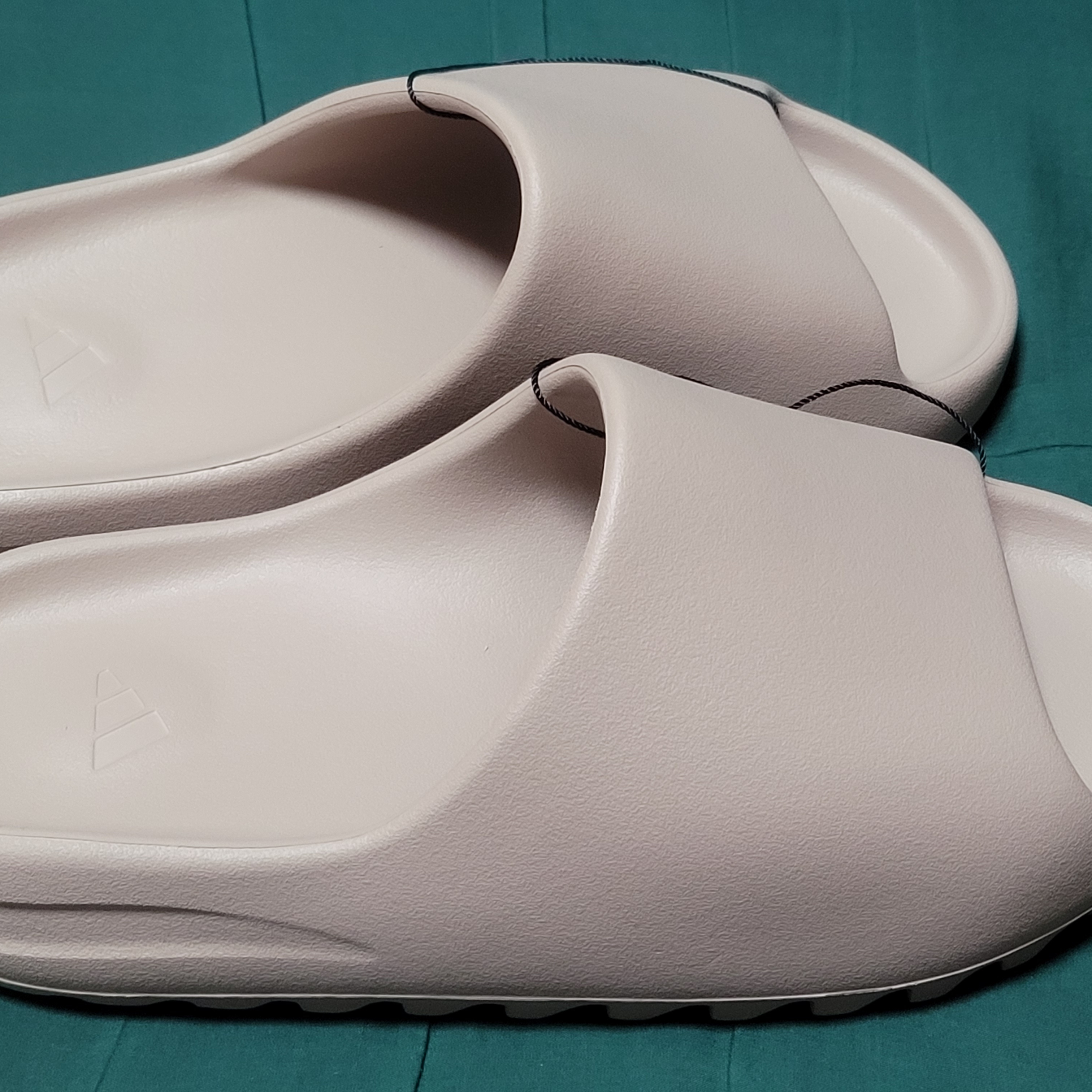 Adidas Yeezy Slide Pure - Re-Release Ver. 착용 스타일