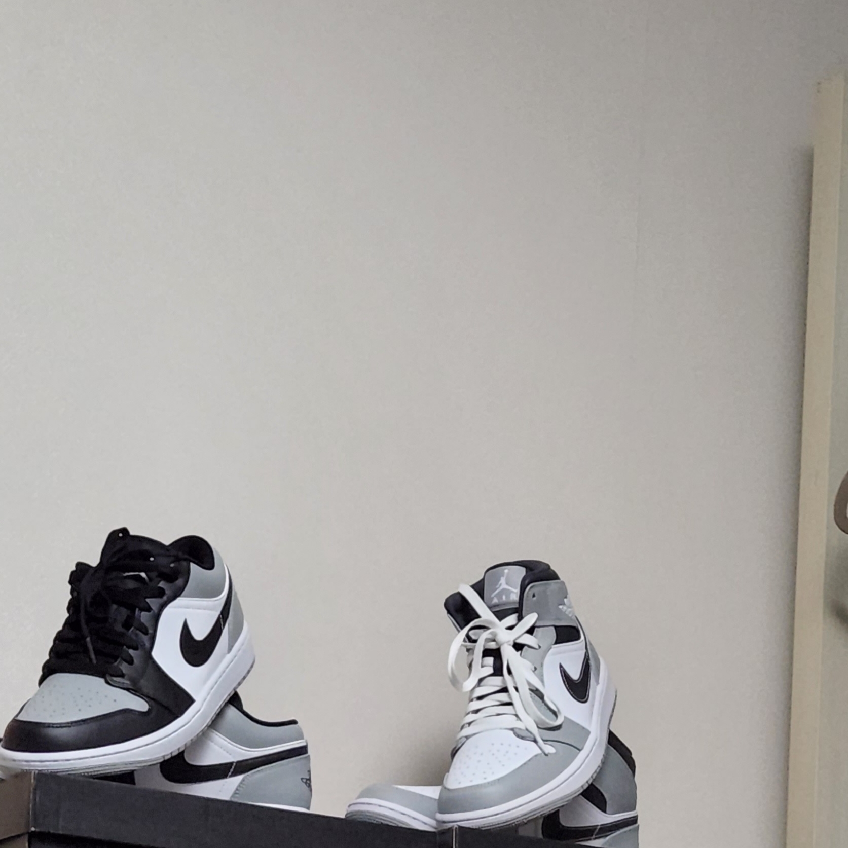 Jordan 1 Low Light Smoke Grey Black, Jordan 1 Mid Light Smoke Grey Anthracite 착용 스타일 - 3