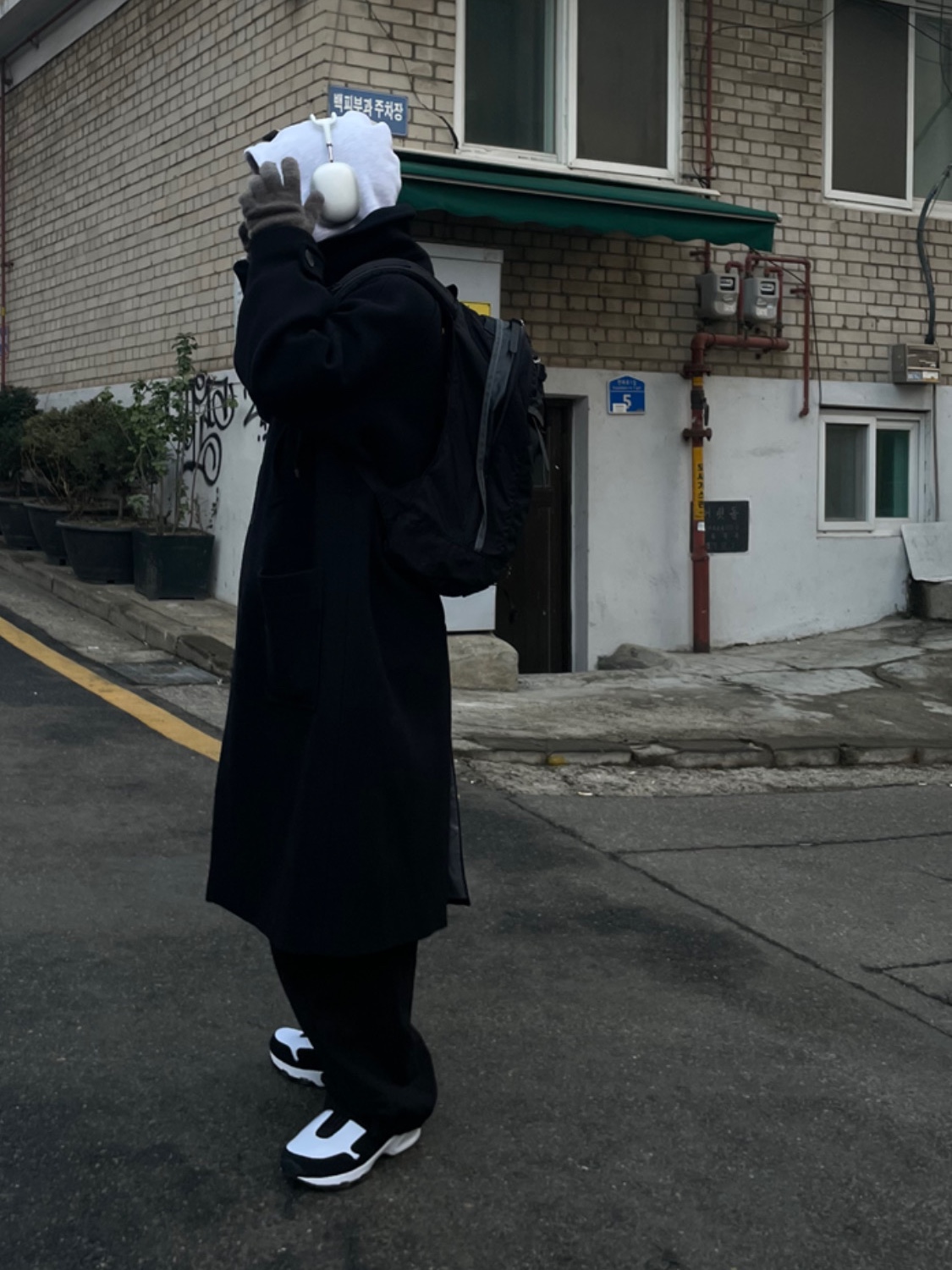 Nike x Comme des Garcons Homme Plus Air Max Sunder SP White Black, Undermycar Majanne Multi Button Oversized Wool Coat Black Oyster - 21FW 착용 스타일 - 4