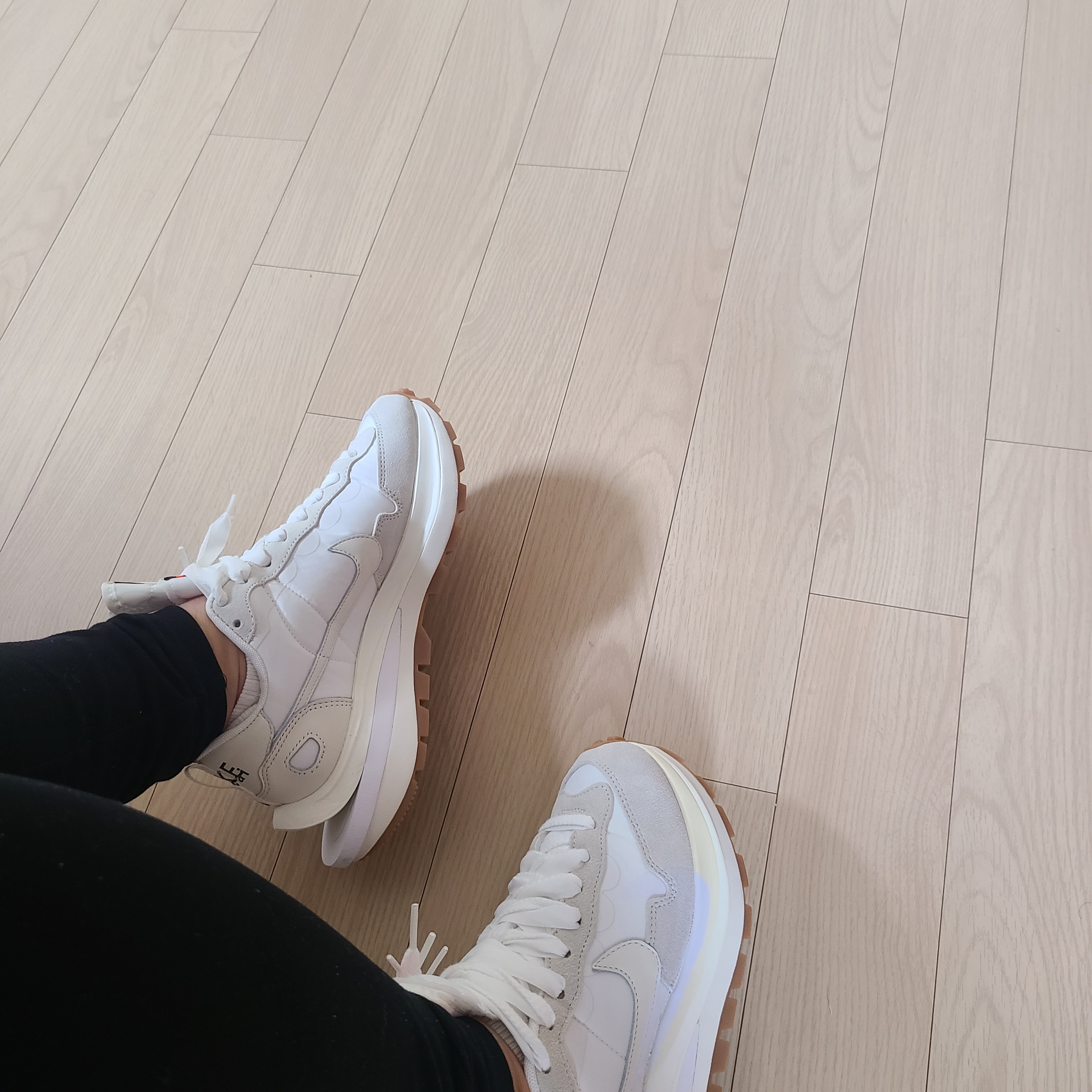 Nike x Sacai VaporWaffle White and Gum 착용 스타일