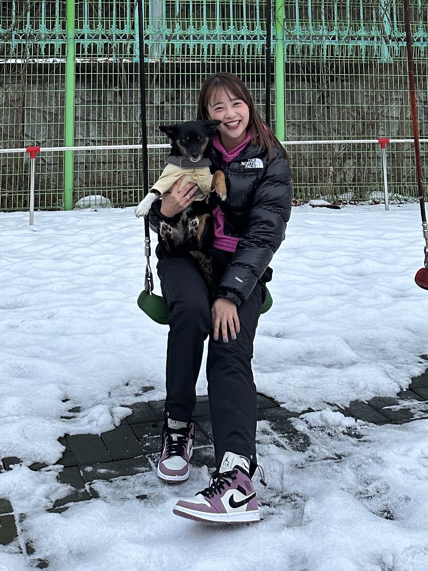 (W) The North Face Nuptse Short Jacket TNF Black, (W) Jordan 1 Mid SE Light Mulberry 착용 스타일 - 1