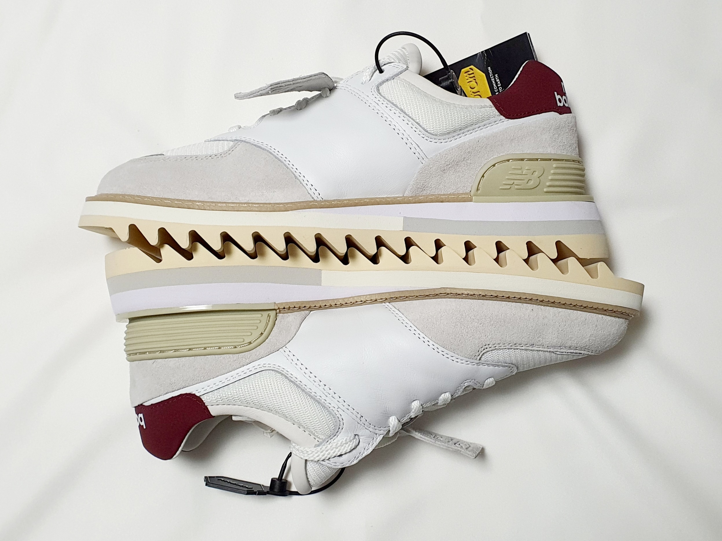 New Balance x Tokyo Design Studio 574 White Burgundy 착용 스타일 - 3