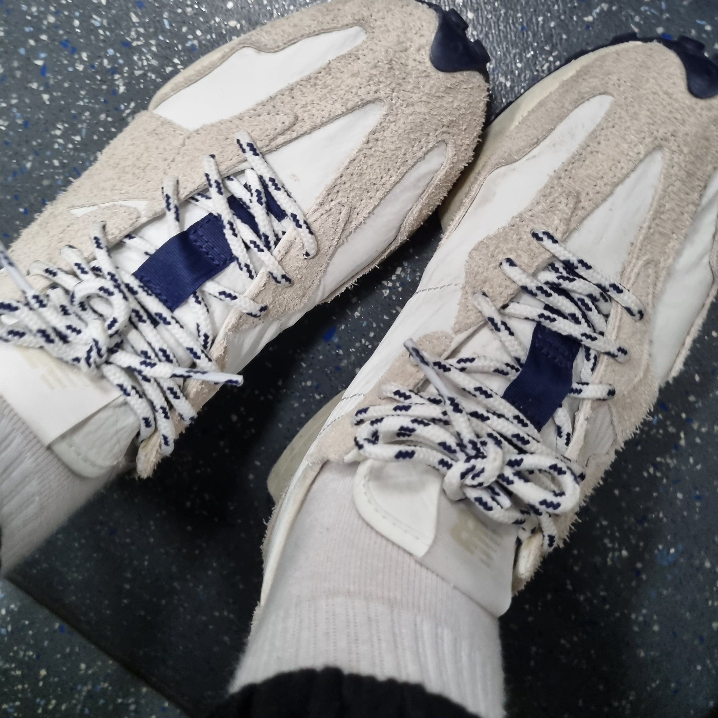 New Balance 327 Moonbeam White 착용 스타일