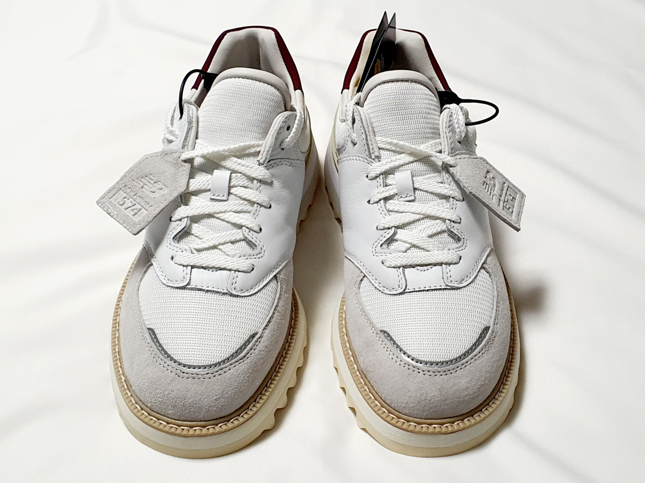 New Balance x Tokyo Design Studio 574 White Burgundy 착용 스타일 - 5