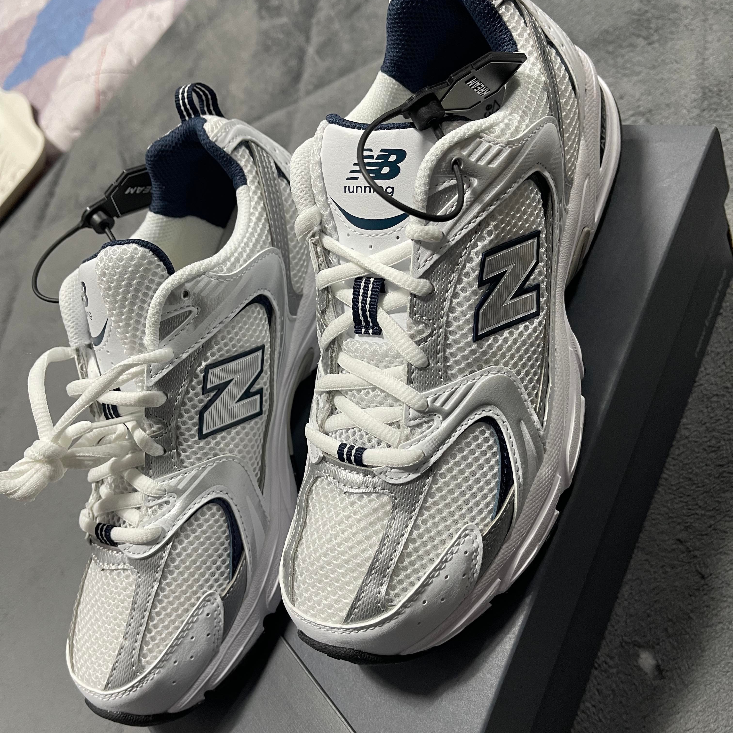 New Balance 530 White 착용 스타일 - 2