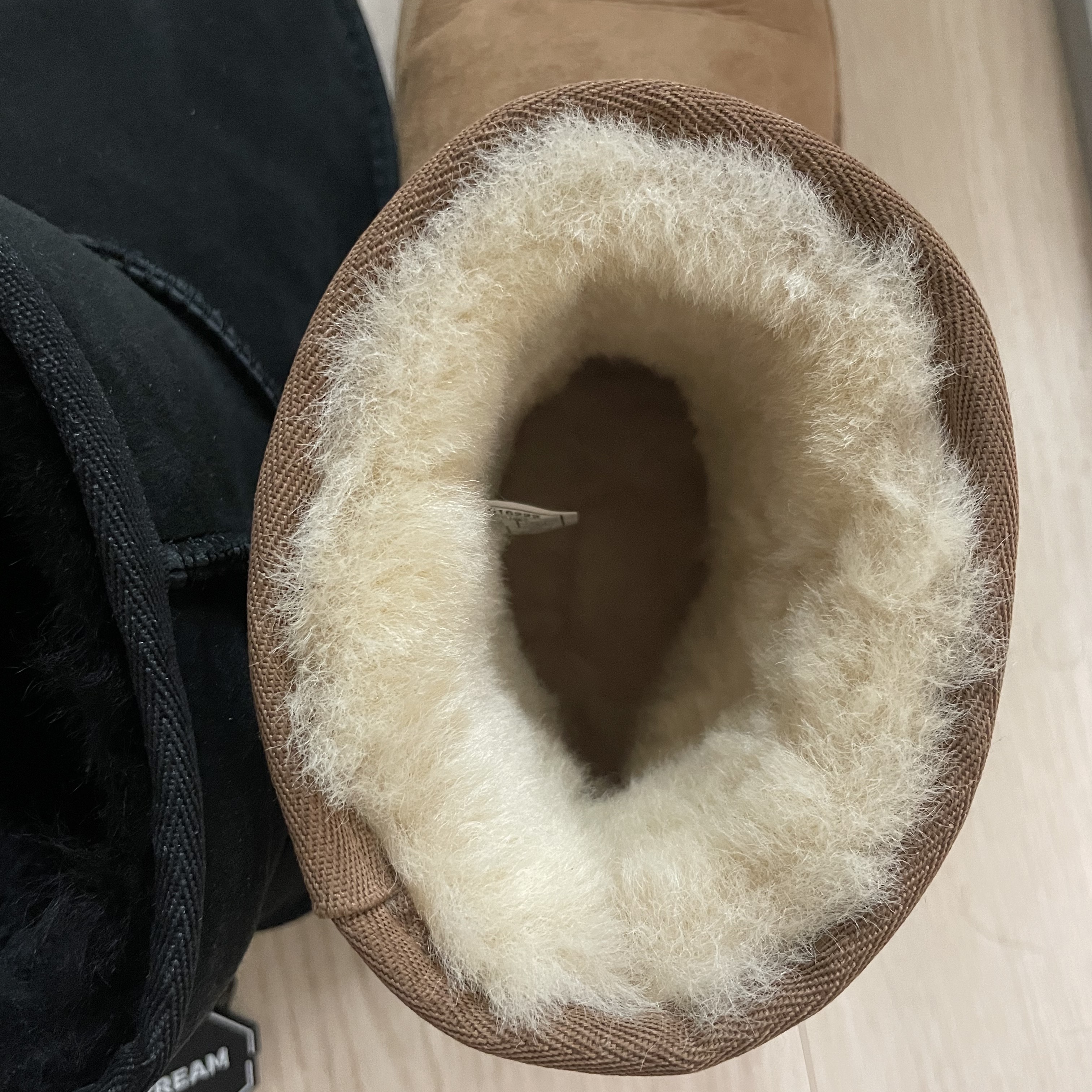 (W) UGG Classic Mini II Boots Black 착용 스타일 - 3