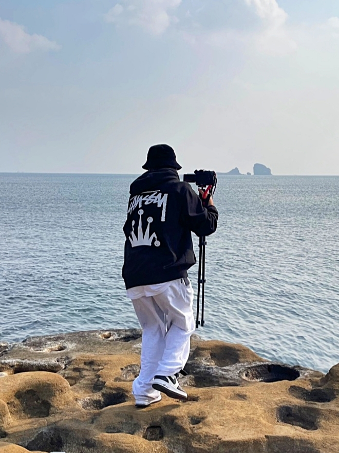 Nike x Stussy Air Force 1 '07 Mid SP Black and Light Bone, Stussy Stock Crown Hoodie Black 착용 스타일 - 1