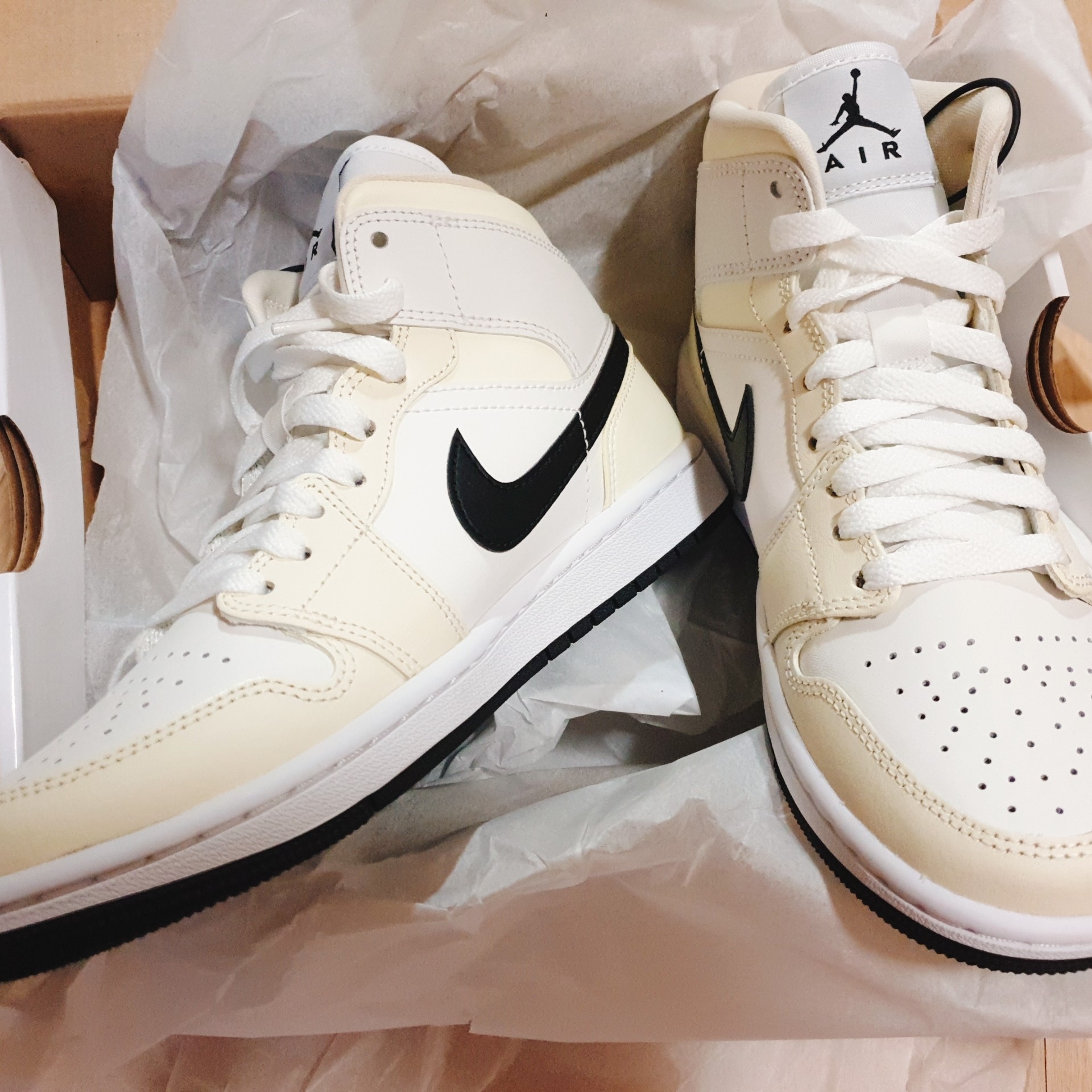 (W) Jordan 1 Mid Coconut Milk 착용 스타일 - 2