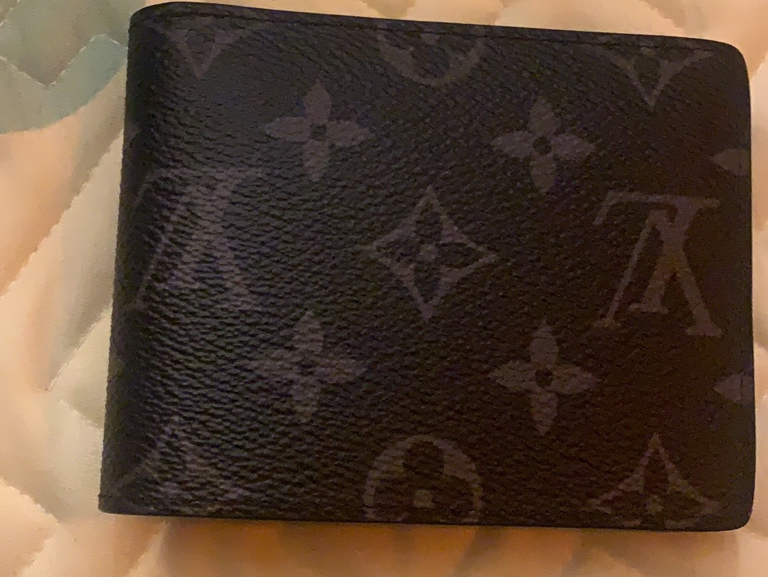 Louis Vuitton Slender Wallet Monogram Eclipse 착용 스타일