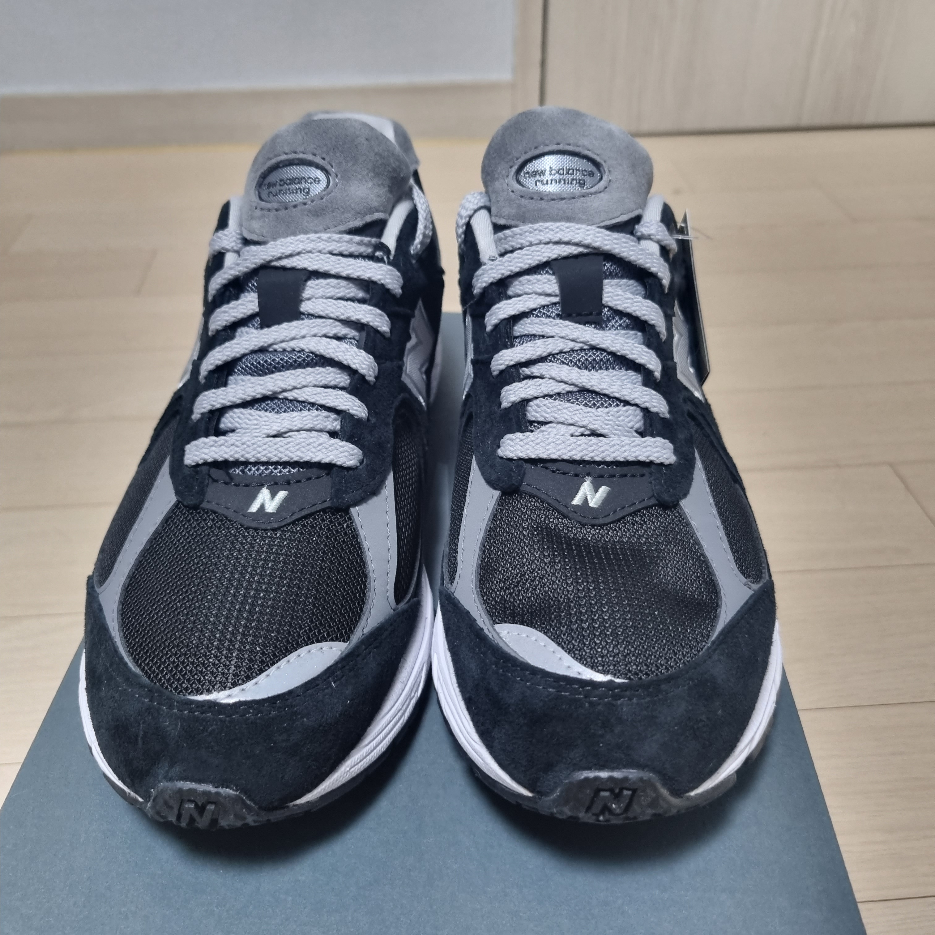 New Balance 2002R Gore-Tex Black Silver Metalic 착용 스타일 - 2