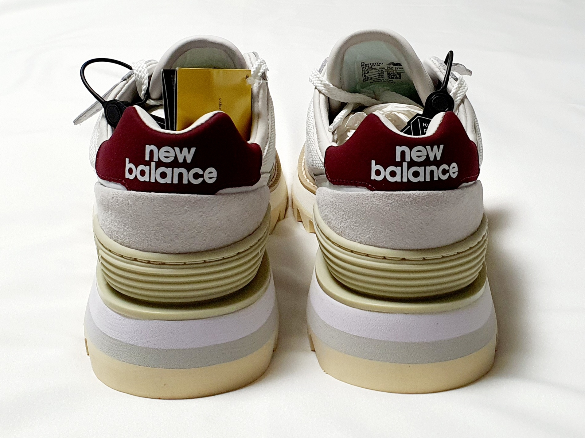 New Balance x Tokyo Design Studio 574 White Burgundy 착용 스타일 - 4