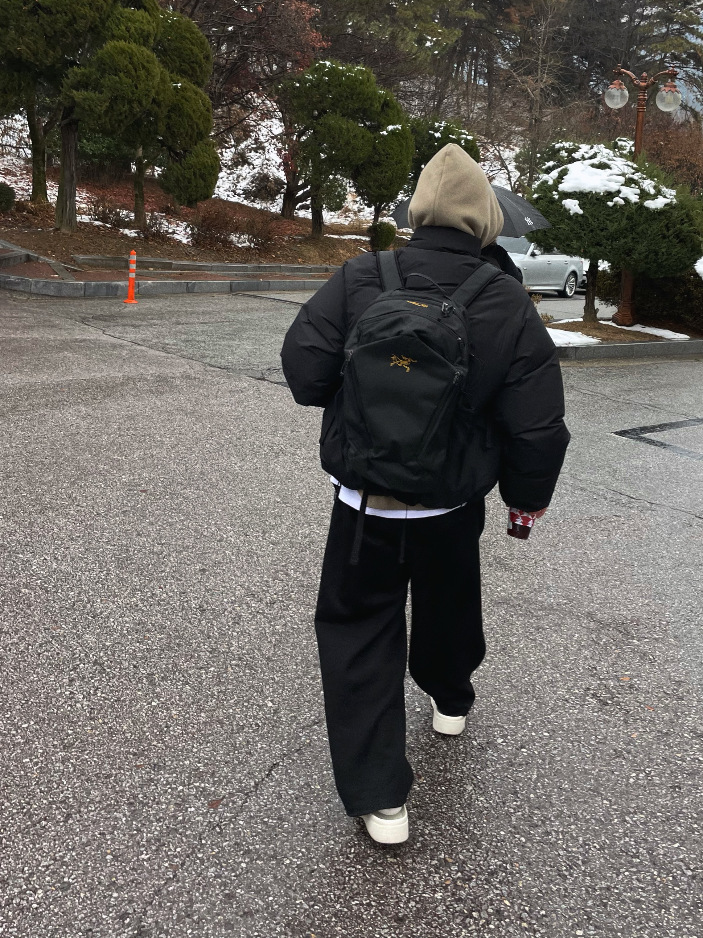 Arc'teryx Mantis 26 Backpack Black 착용 스타일 - 1