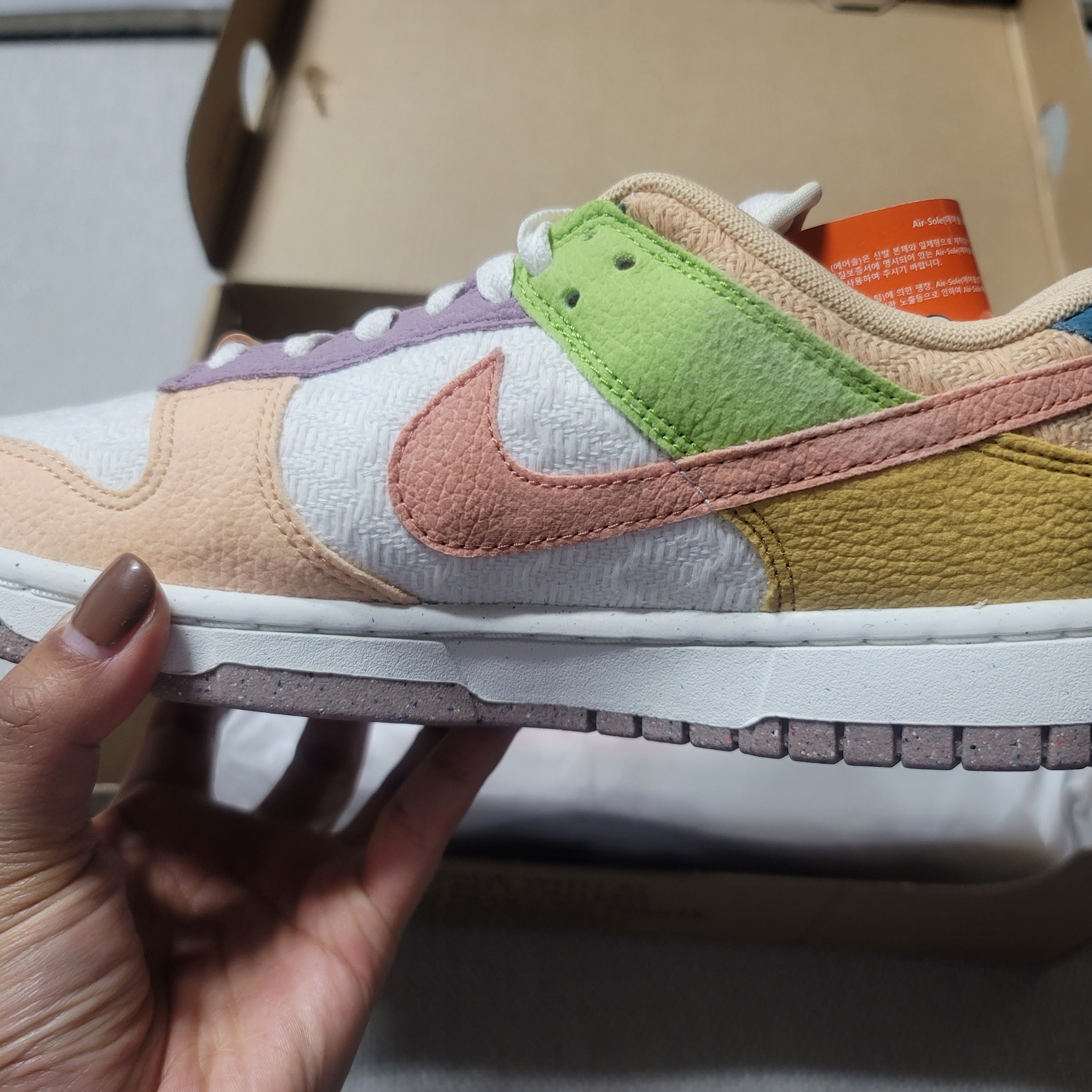 (W) Nike Dunk Low SE Sun Club Sanded Gold 착용 스타일 - 1