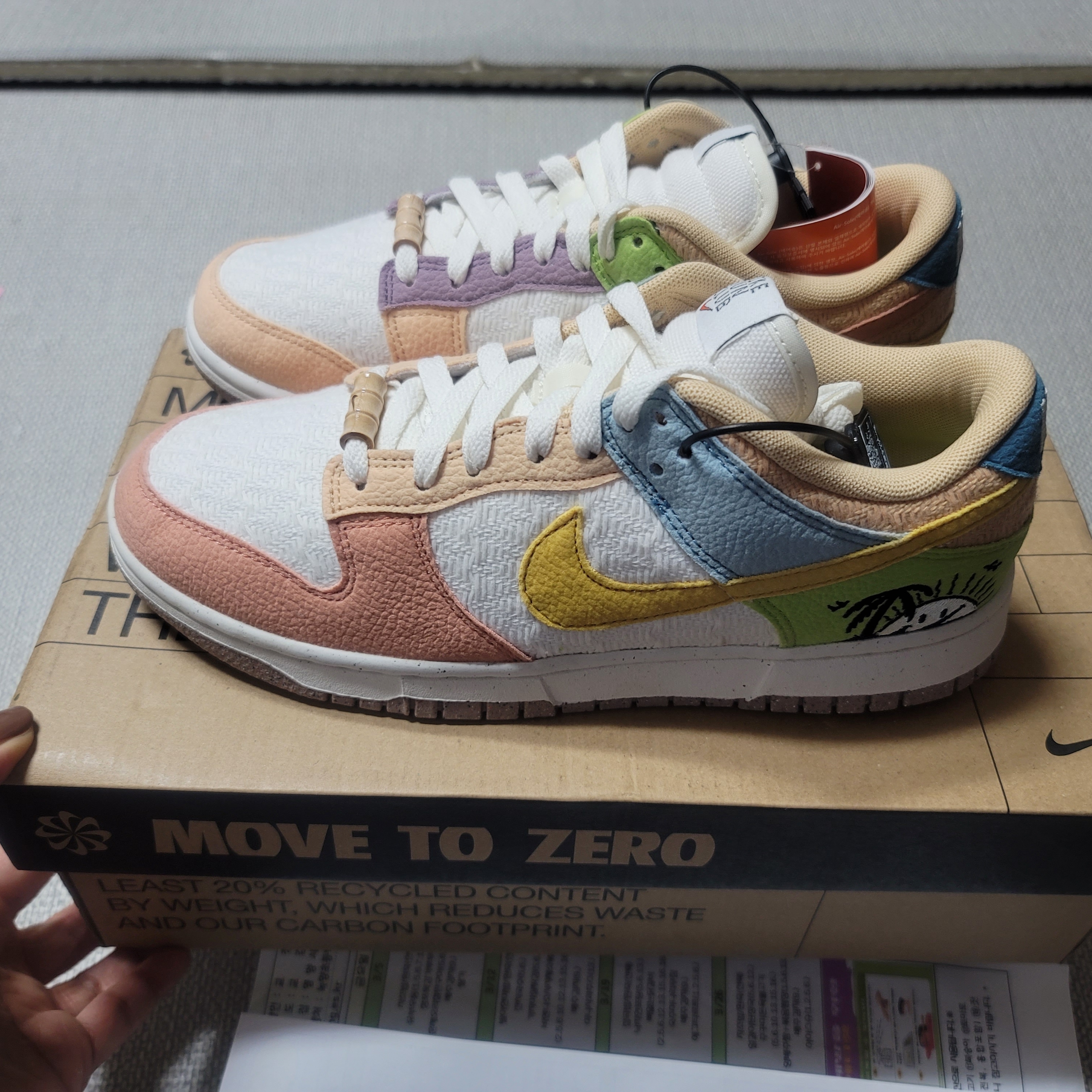 (W) Nike Dunk Low SE Sun Club Sanded Gold 착용 스타일 - 2