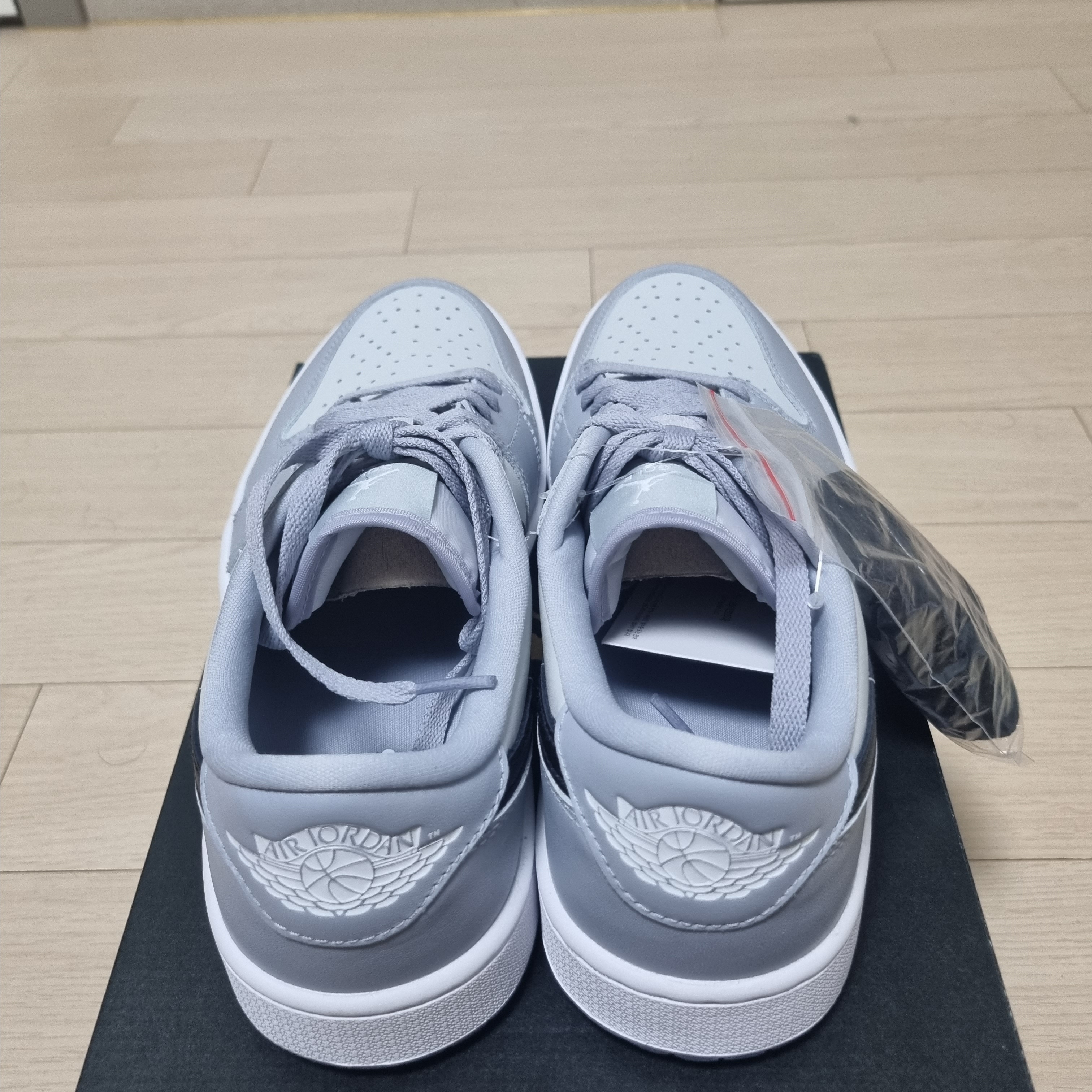 Jordan 1 Low Golf Wolf Grey 착용 스타일 - 3