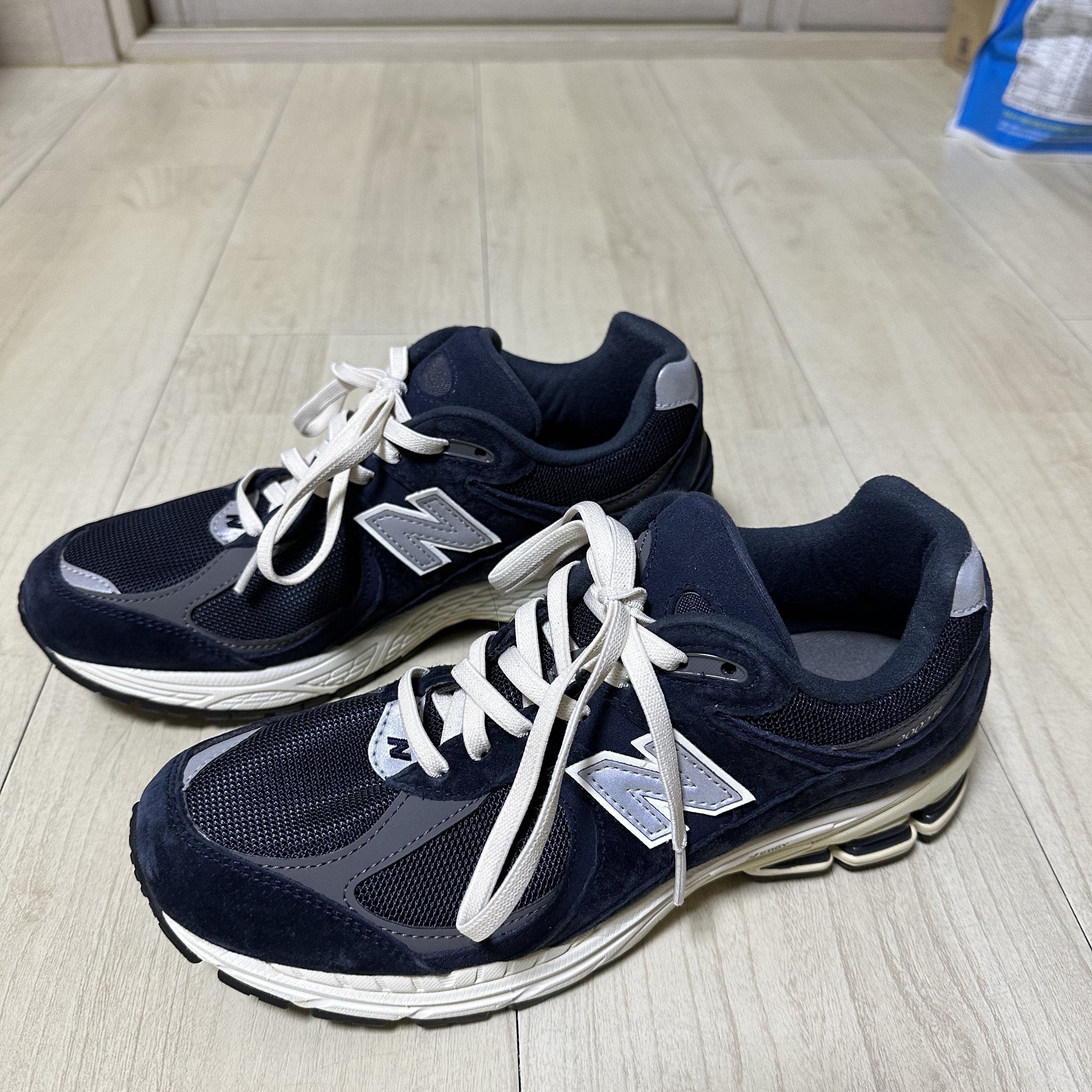 New Balance 2002R Eclipse Castlerock 착용 스타일