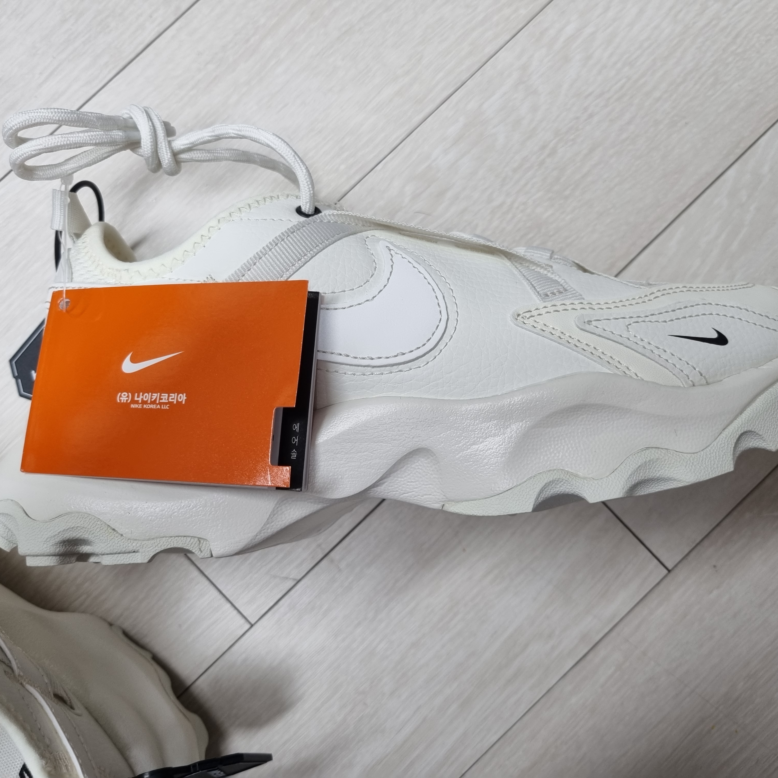 (W) Nike TC 7900 Summit White 착용 스타일 - 5
