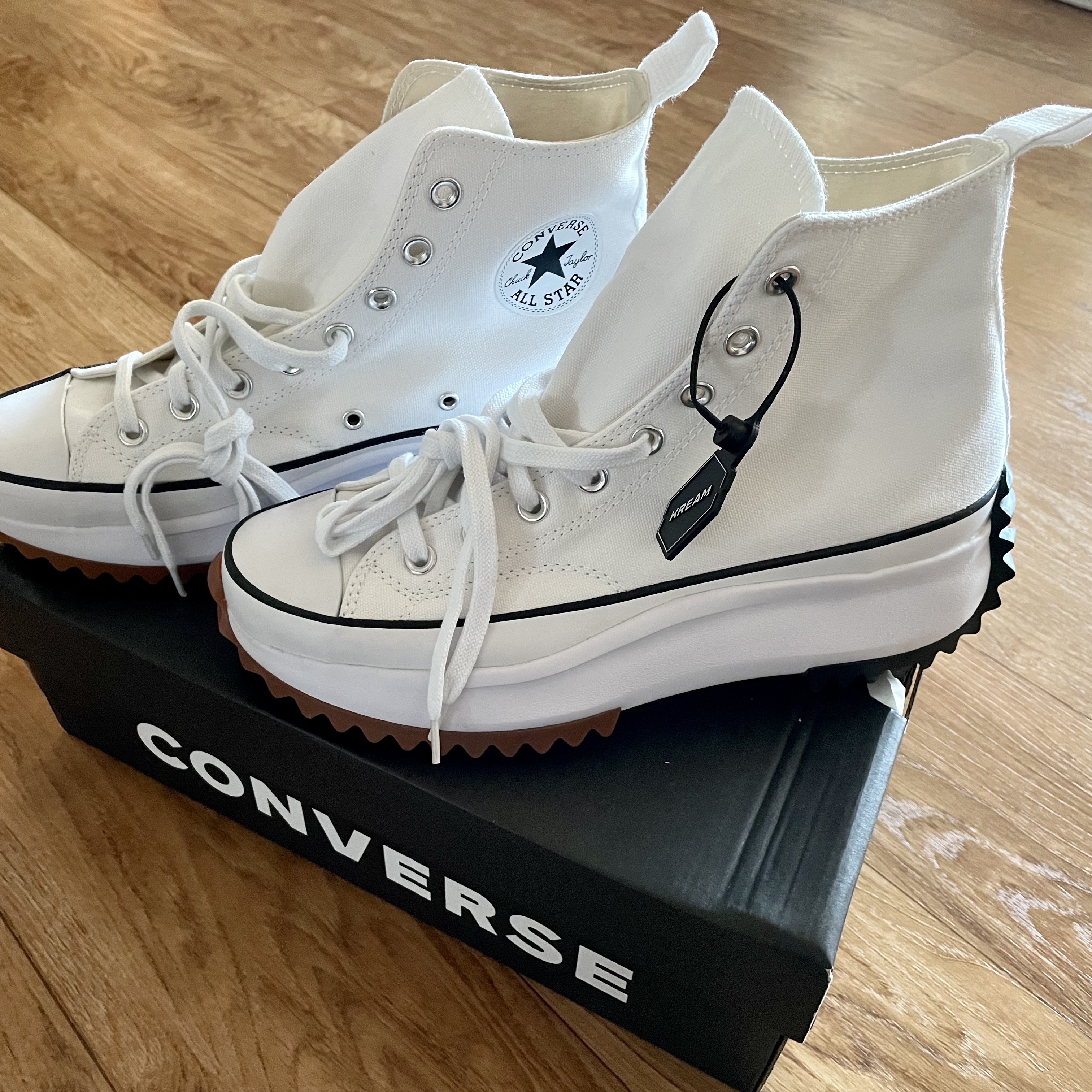 Converse Run Star Hike Hi White Black Gum 착용 스타일